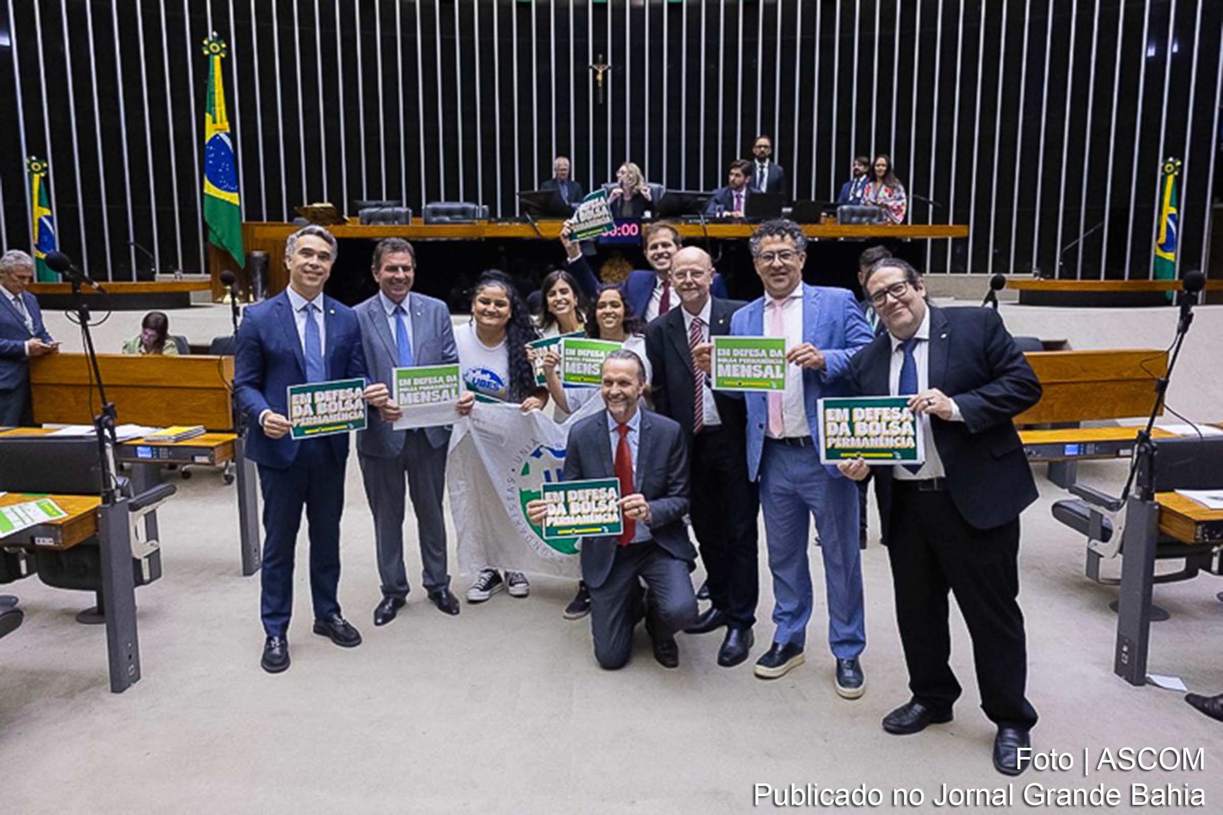 Projeto de lei aprovado na Câmara dos Deputados garante bolsa permanência para estudantes de baixa renda concluírem o ensino médio.
