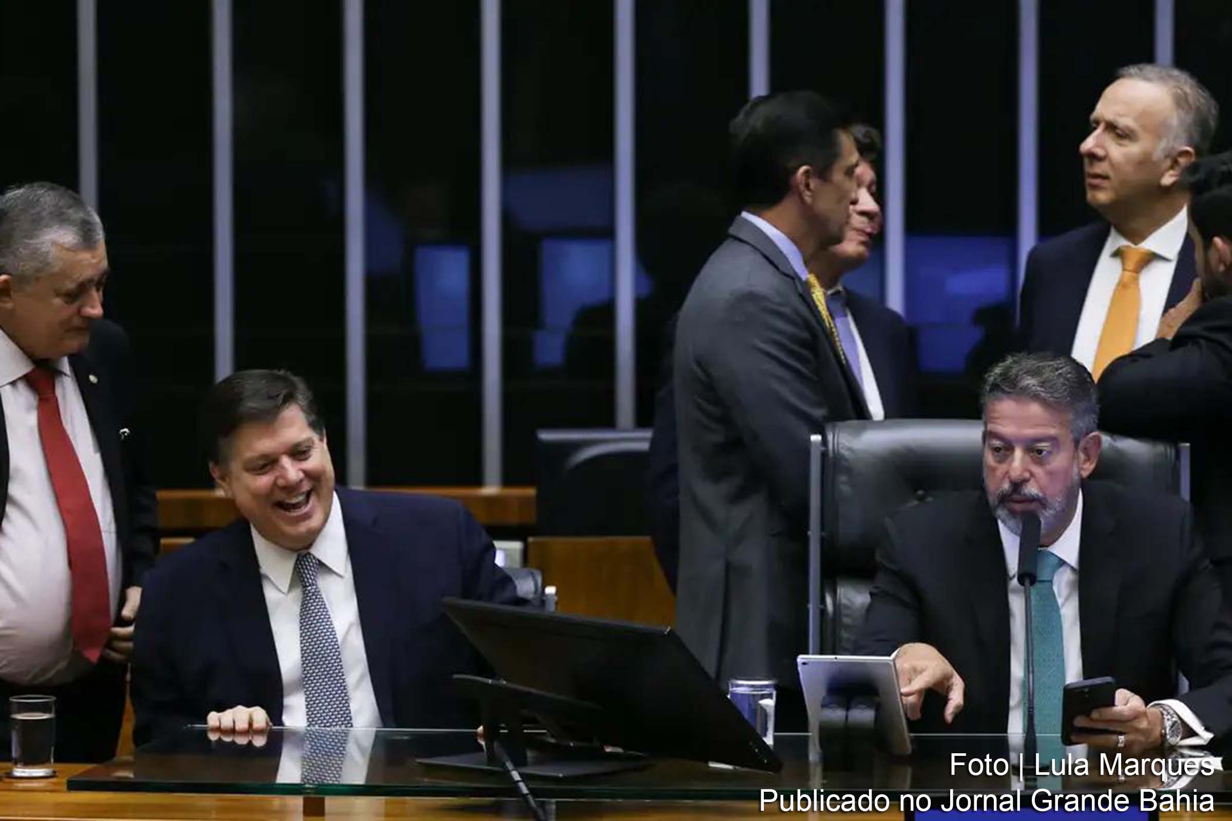 Proposta aprovada pela Câmara dos Deputados altera sistema de cobrança de impostos no Brasil, substituindo cinco tributos por três novos.