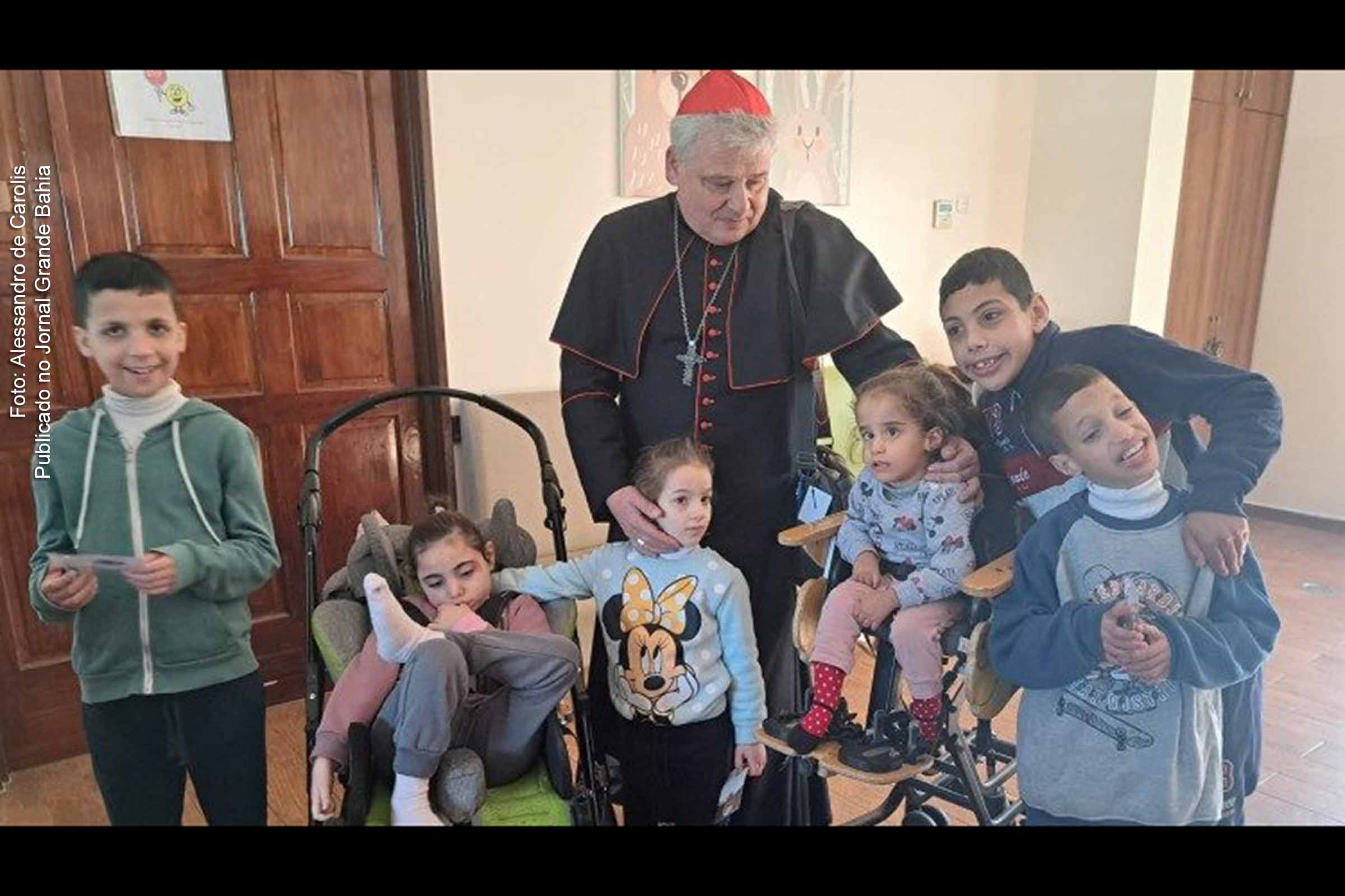 m meio à escuridão que envolve a Faixa de Gaza, o cardeal Konrad Krajewski, enviado do Papa à Terra Santa, testemunhou o sofrimento e a esperança em Belém. Sua visita incluiu orfanatos, encontros com jovens fugitivos e discussões com líderes religiosos sobre como ampliar a ajuda. As histórias de perdas e privações em Gaza, compartilhadas por jovens que perderam familiares, destacam a urgência de conscientização. Belém, sob controle restrito, simboliza as dificuldades enfrentadas pelos palestinos. Krajewski, movido pela tristeza, mas sustentado pela esperança, busca levar a luz da proximidade neste Natal sombrio.