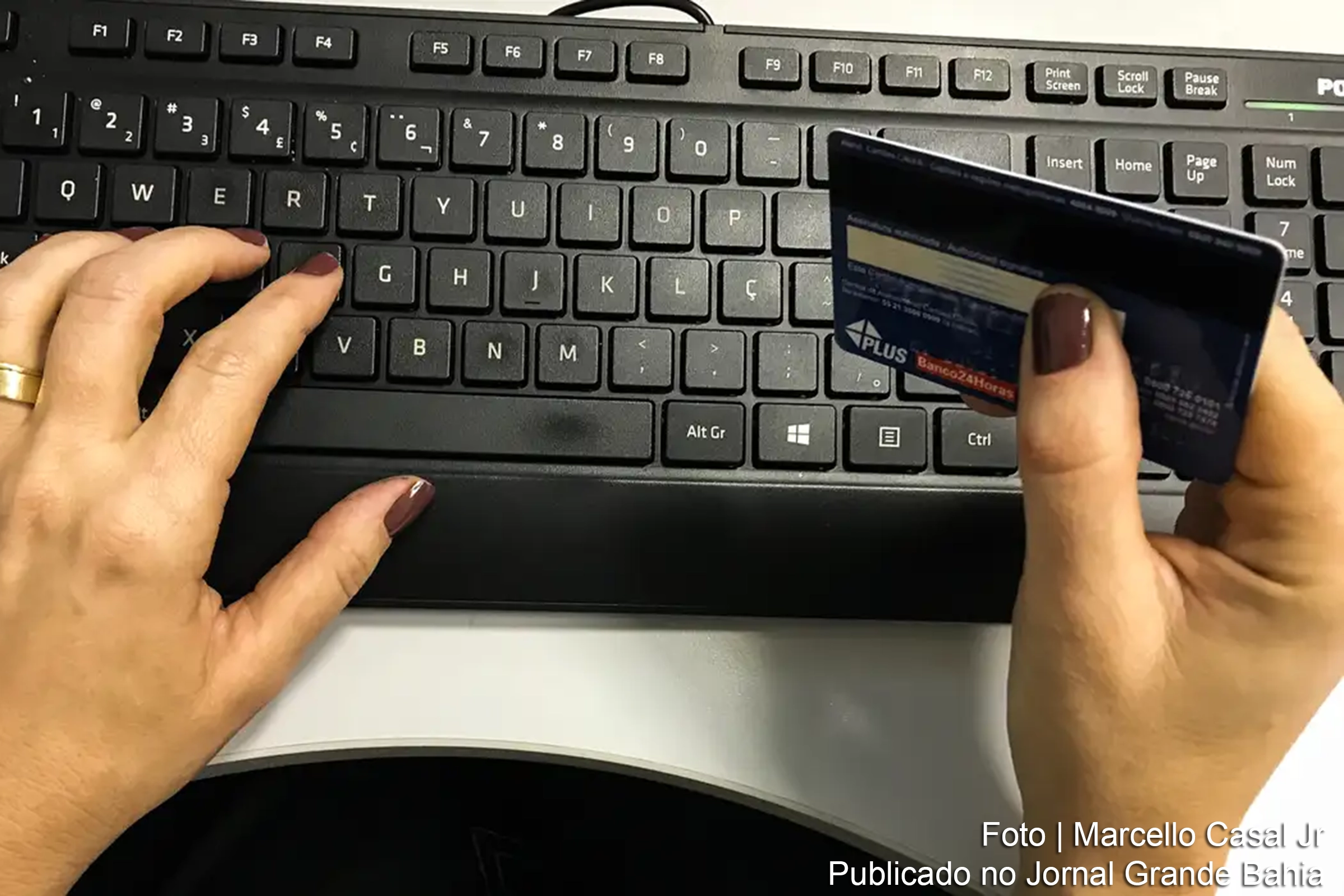 Ministro Fernando Haddad afirma que a taxação de compras online não será implementada este ano, aguardando desdobramentos no STF e negociações no Congresso.