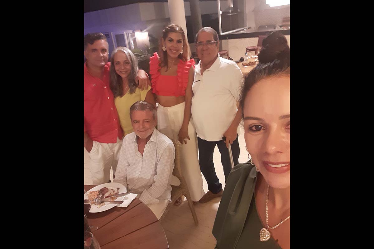 Ceia natalina do empresário Dario Mascarenhas Neto II e Sylvia recebendo familiares em sua belíssima residência em Feira.