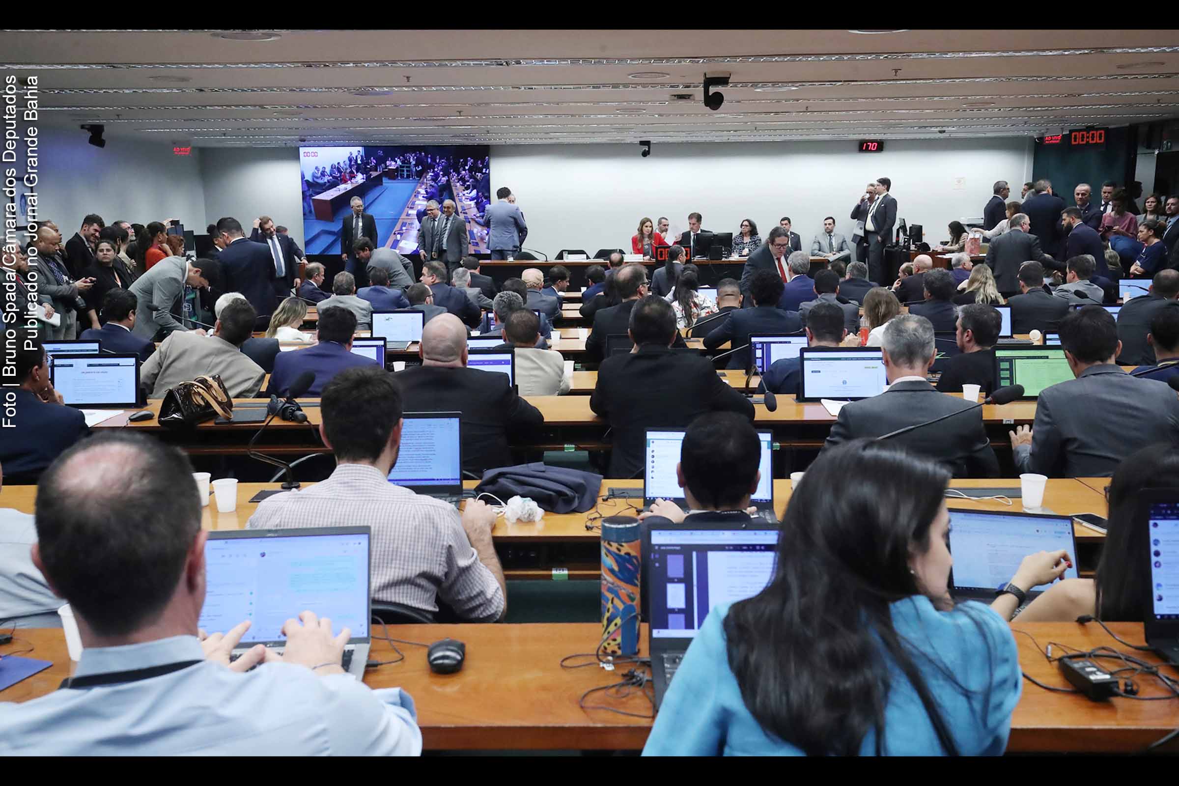 Após intensas negociações, Comissão Mista de Orçamento dá sinal verde para o projeto da Lei Orçamentária de 2024 da União, com impactos no salário-mínimo e distribuição de recursos.