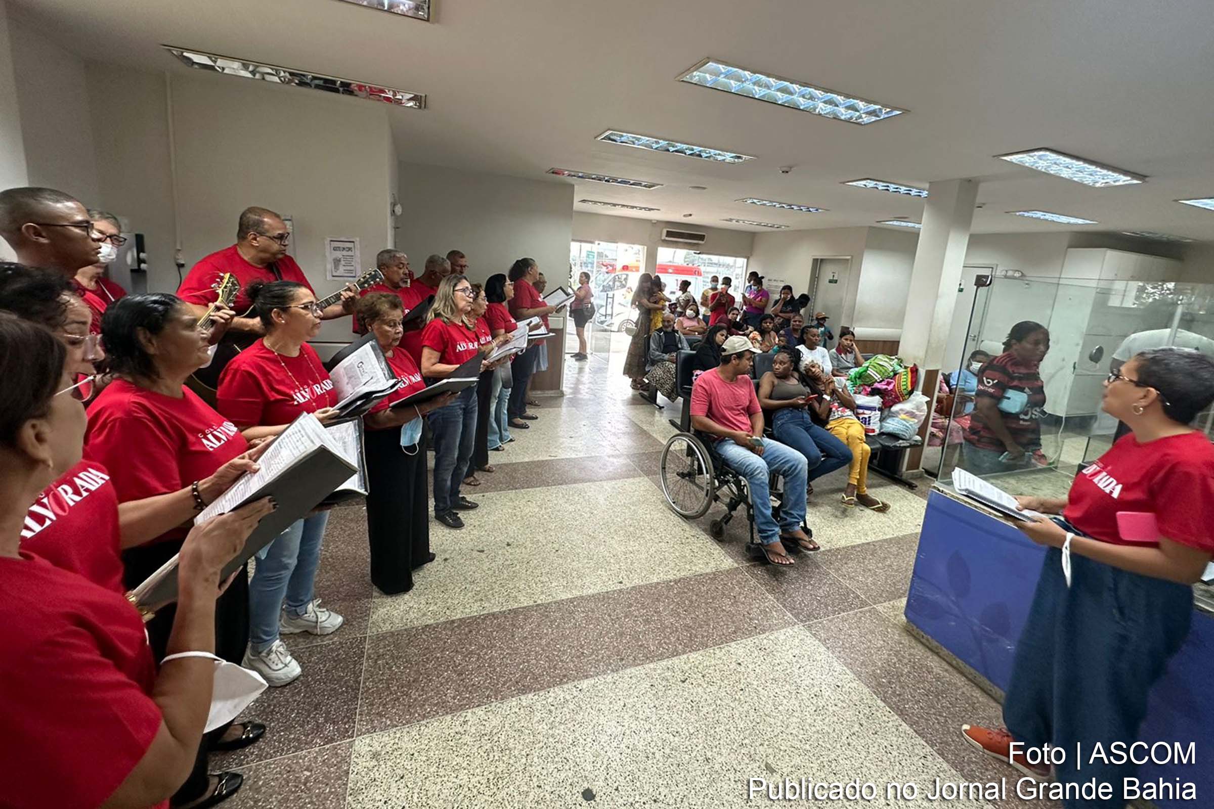 Apresentação do Coral da Igreja Alvorada leva mensagens de esperança e alegria aos presentes.