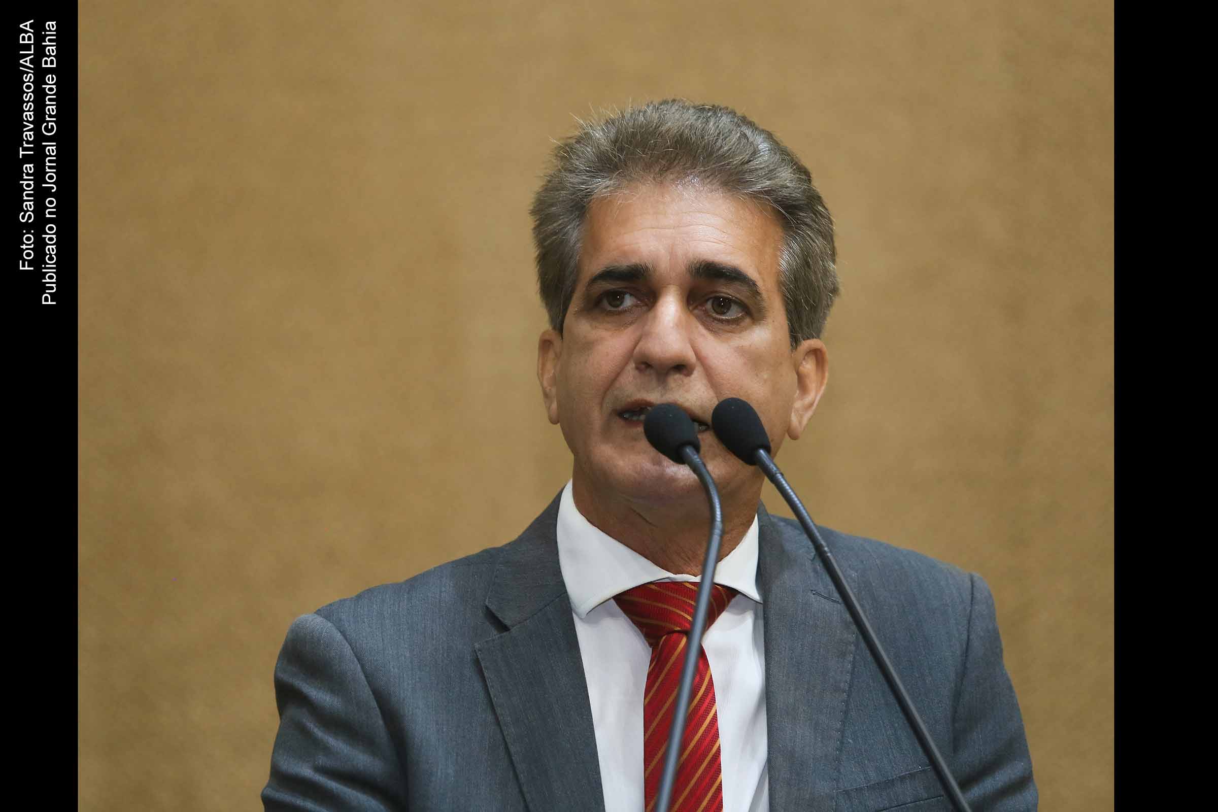 Deputado Robinson Almeida celebra aprovação de projeto que impõe penalidades a empresas por atos racistas na Bahia. Lei aguarda sanção do governador Jerônimo Rodrigues.