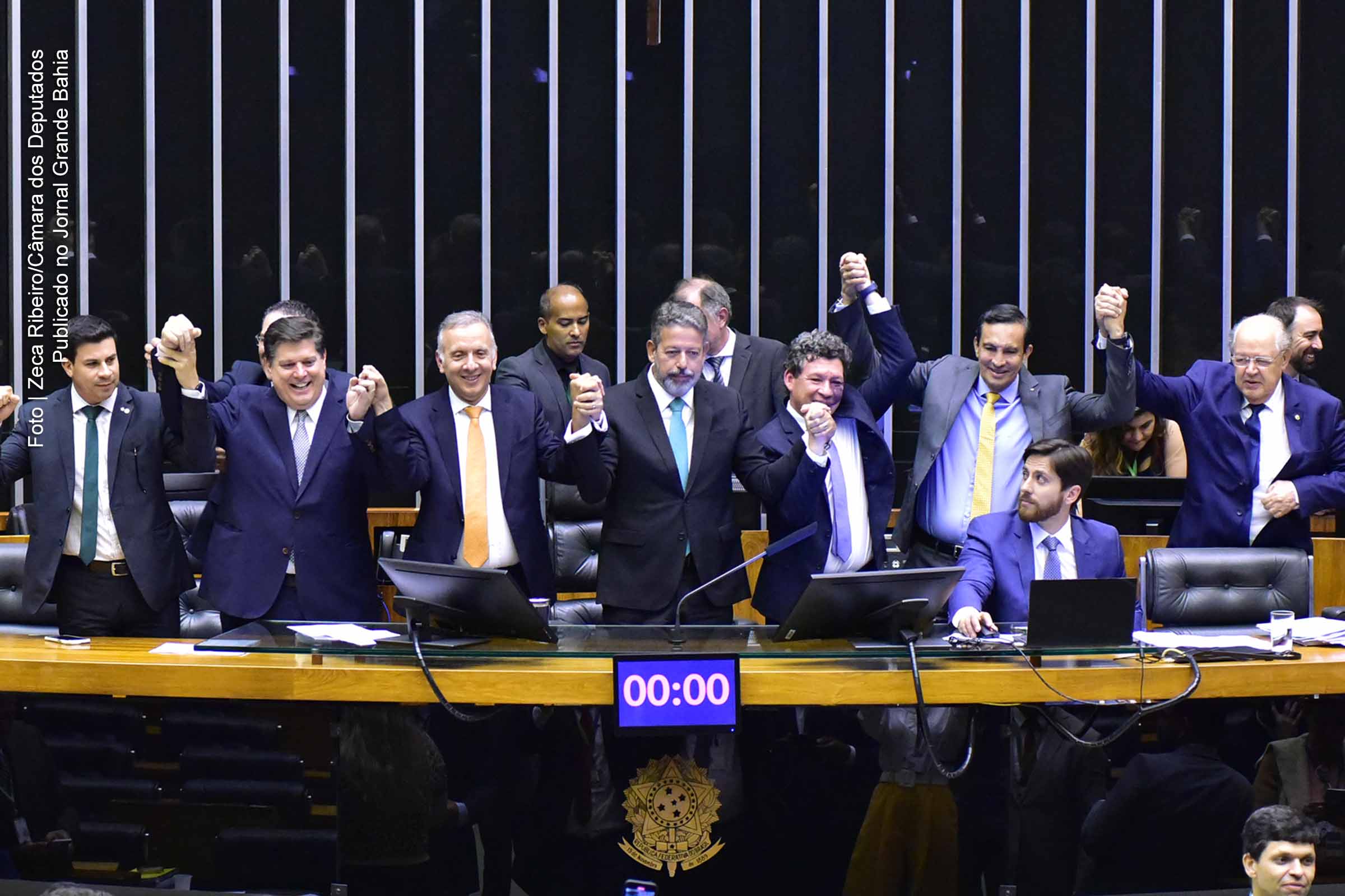 Deputados celebram aprovação do texto da reforma tributária na Câmara (PEC 45/19). Emenda Constitucional simplifica impostos sobre o consumo, prevê fundos para o desenvolvimento regional e recursos para créditos do ICMS até 2032, além de unificar a legislação dos novos tributos.