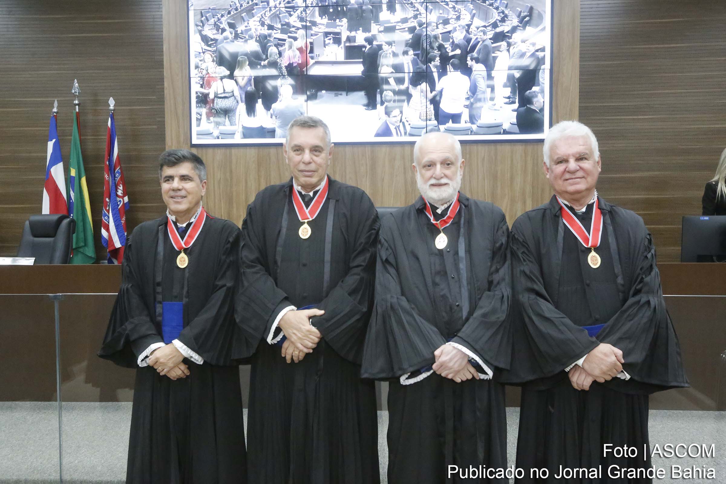 Presidente do TJBA, Desembargador Nilson Soares Castelo Branco, condecora magistrados em reconhecimento aos serviços prestados ao Poder Judiciário.