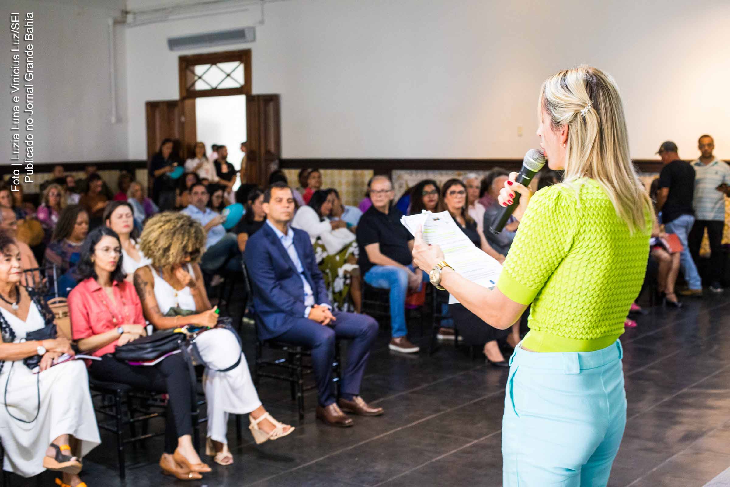 Pesquisadora Diana Gonzaga, da UFBA, destaca as desigualdades de gênero no mercado de trabalho durante o lançamento da publicação "Panorama das Mulheres na Bahia".