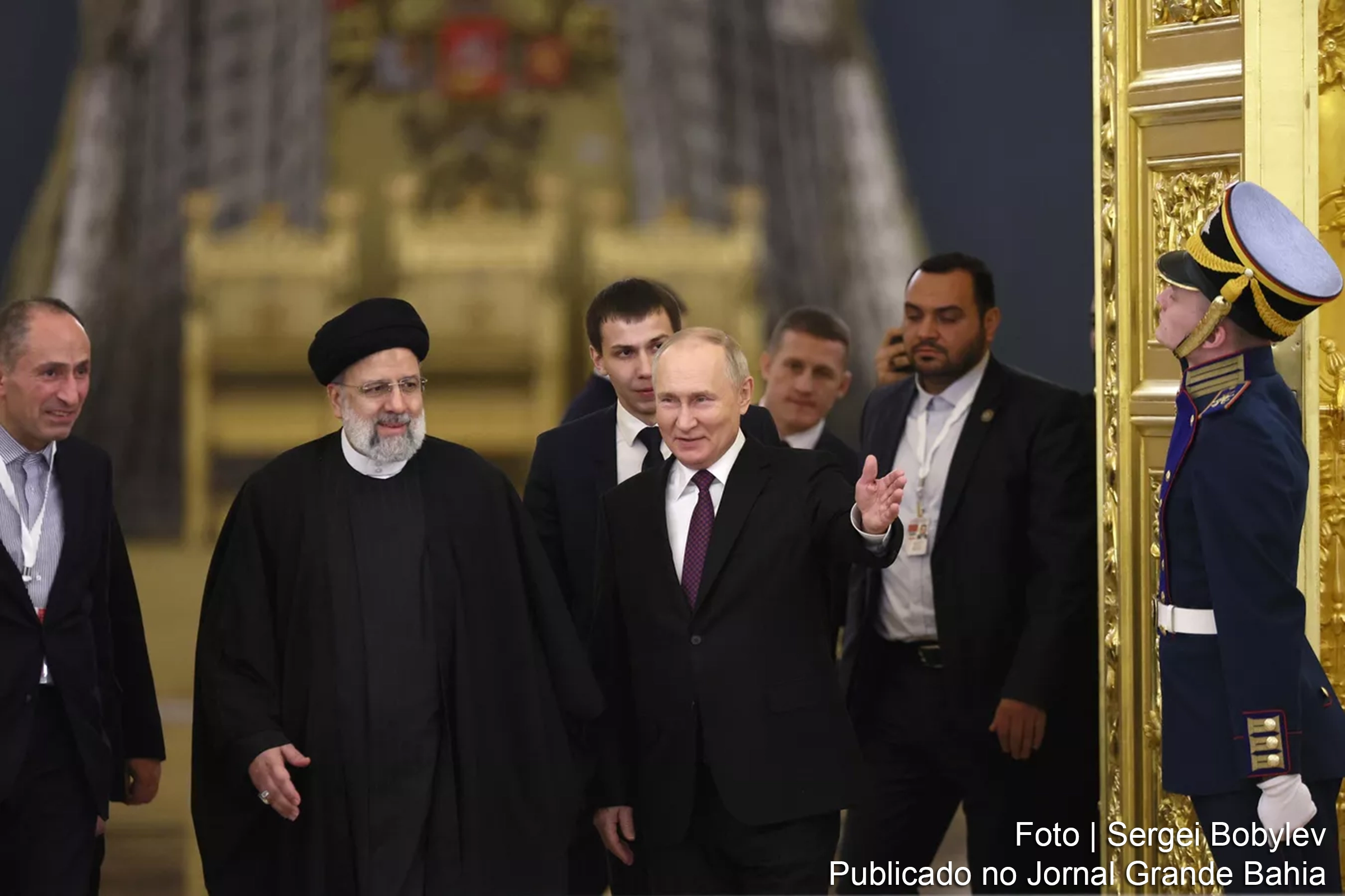 Teerã e Moscou encerram acordo para impulsionar cooperação econômica, marcando uma mudança significativa na dinâmica das transações financeiras.