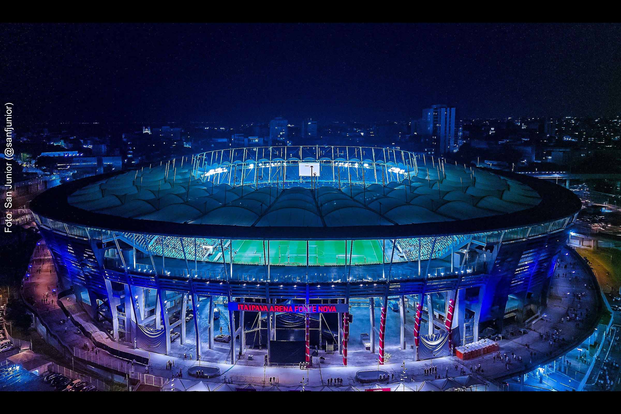 Espetáculo Azul: Arena Fonte Nova iluminada em homenagem ao cantor e compositor Roberto Carlos