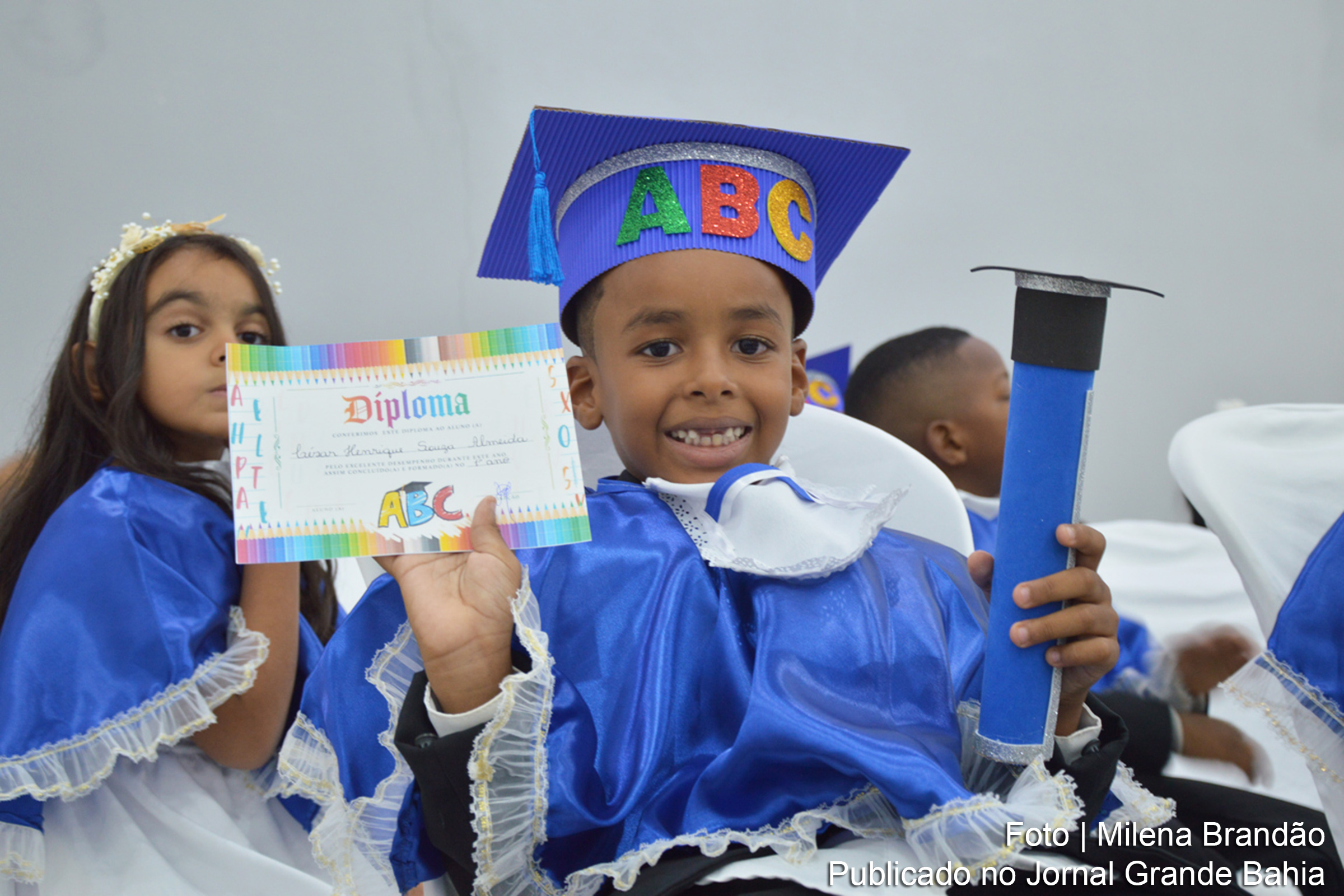 Estudantes do 1º ano da Escola Municipal Diva Matos Portela participam de cerimônia de formatura do ABC, marcada por emoção e alegria.