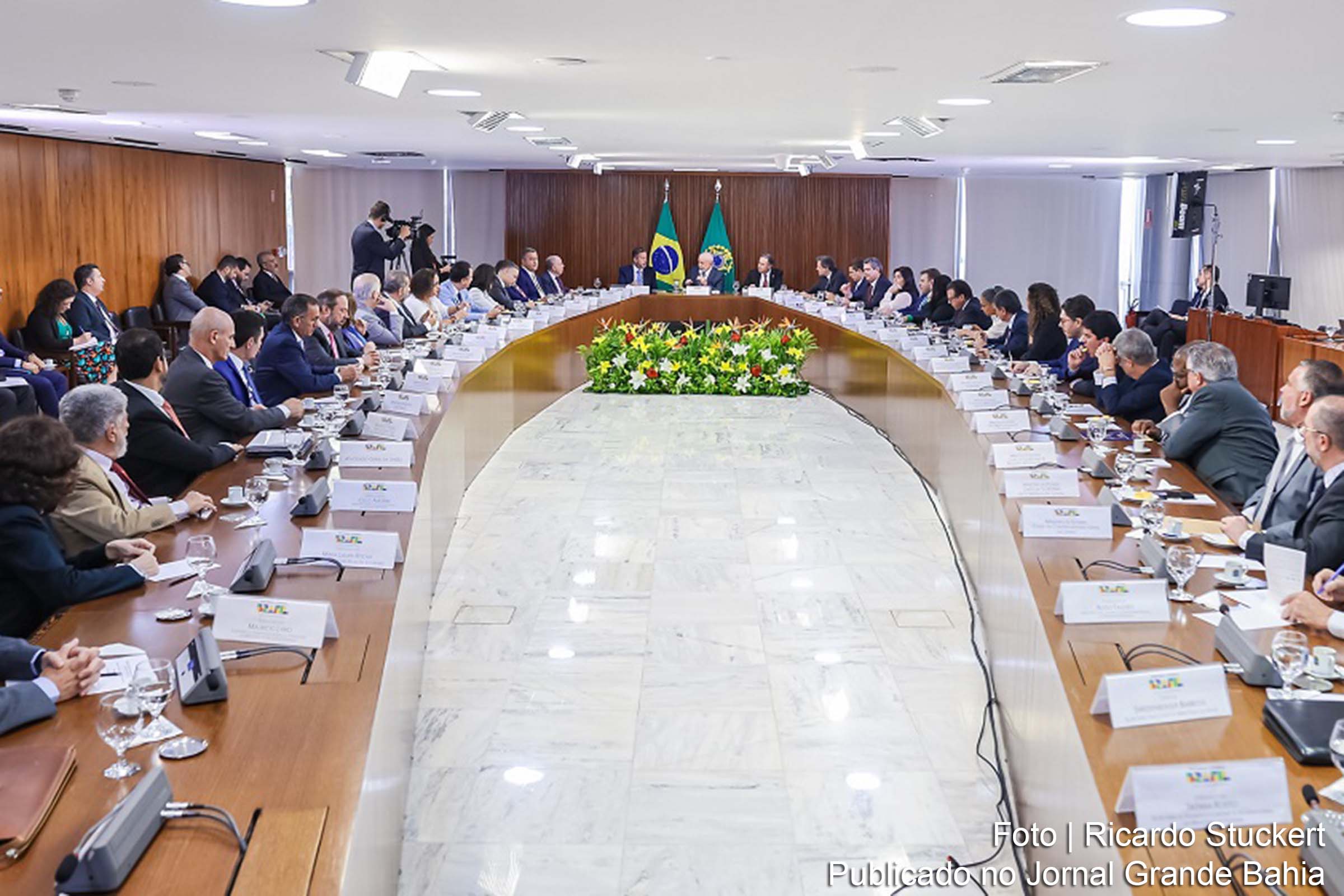 O país inicia presidência rotativa no G20 e B20, buscando abordar questões como fome, desigualdade e sustentabilidade, enquanto promove diálogo entre as principais economias do mundo.