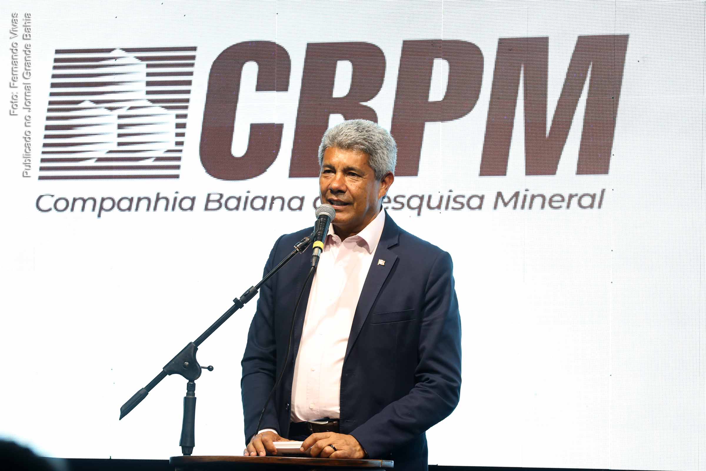 Associação e Sindicato do setor de abastecimento prestam homenagem ao governador Jerônimo Rodrigues, destacando a importância do evento na Casa do Comércio e a assinatura de decreto para impulsionar a competitividade local. 