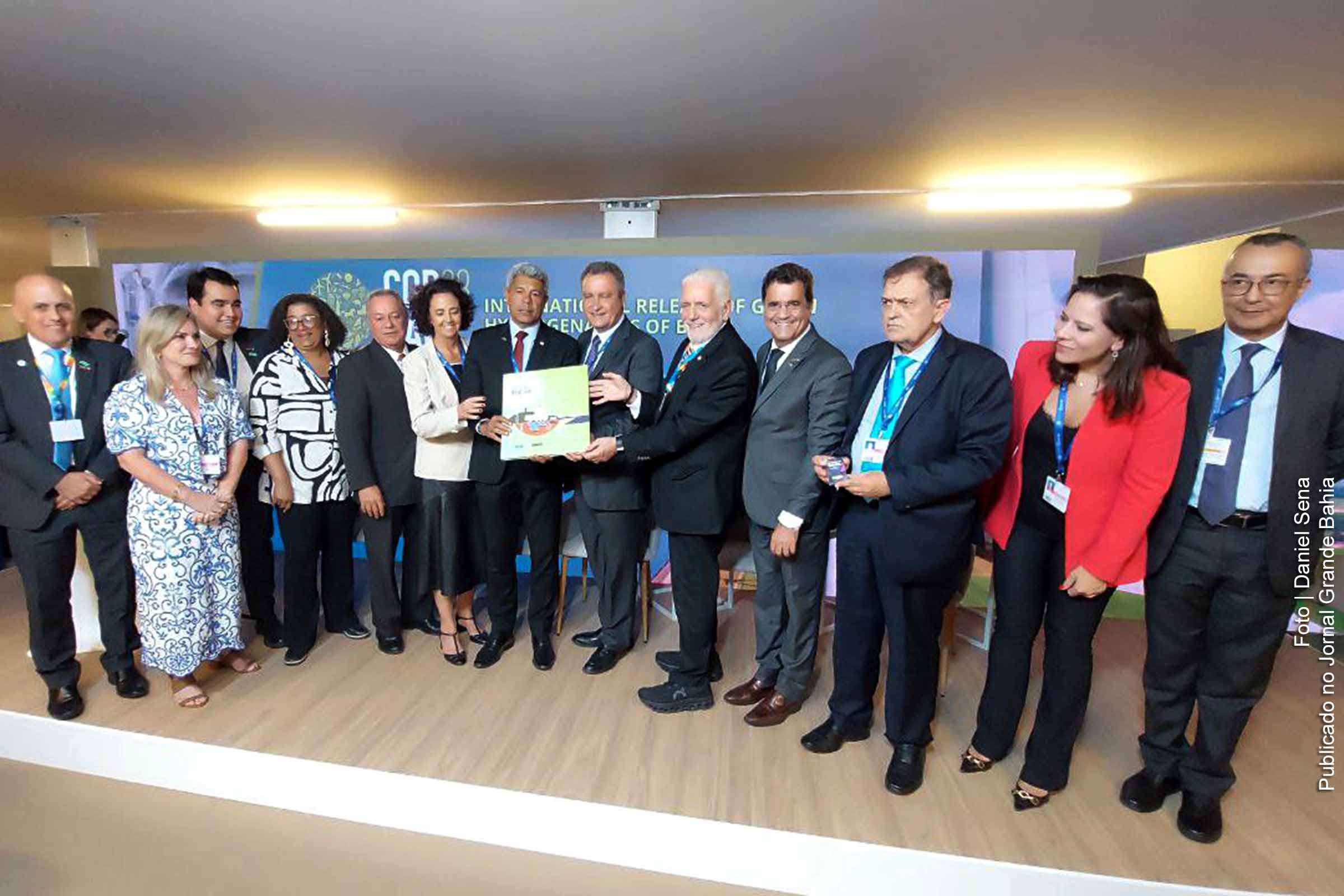 Governador Jerônimo Rodrigues apresenta Atlas do Hidrogênio Verde durante a COP-28, destacando o potencial da Bahia na produção de energia limpa.