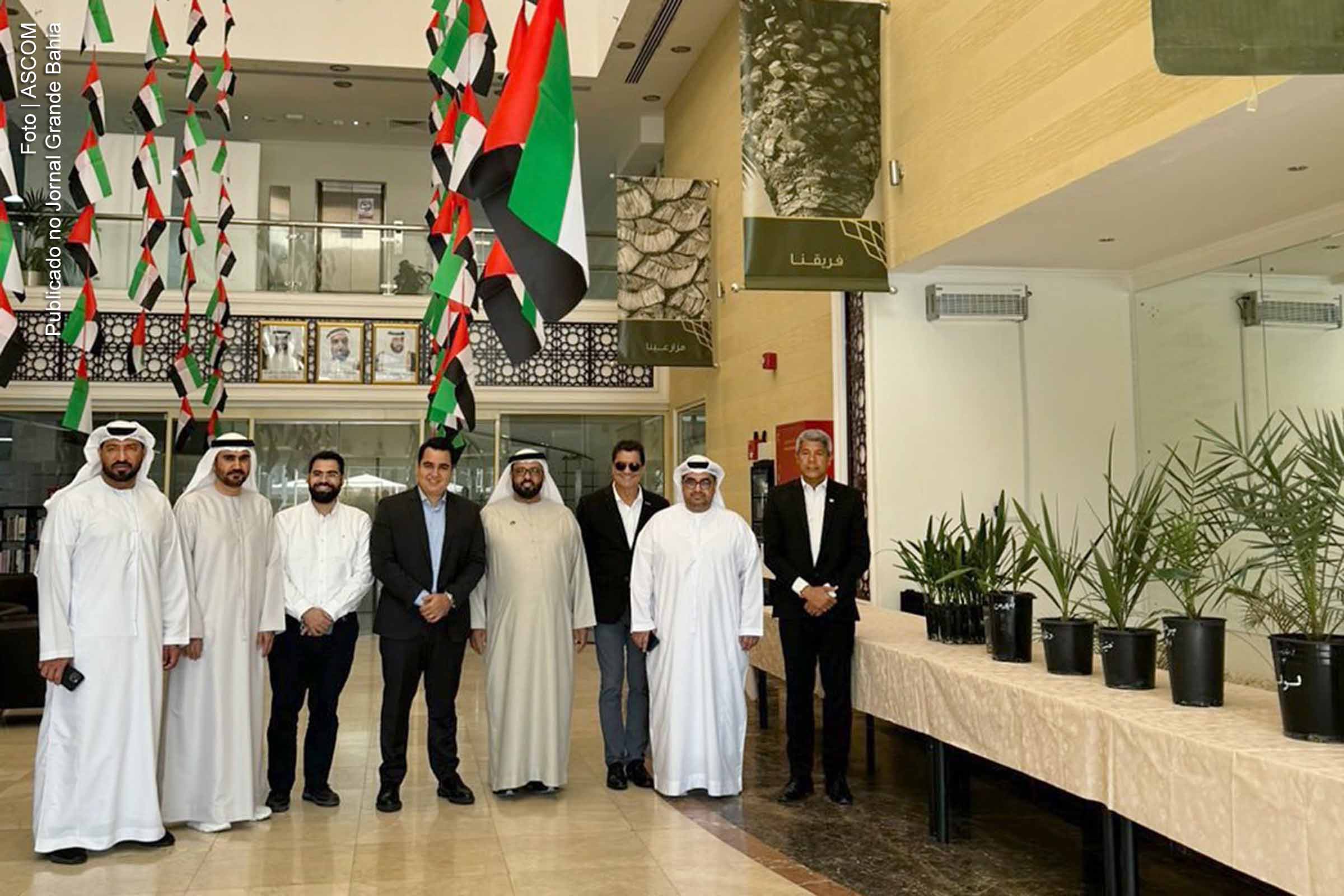 Jerônimo Rodrigues, governador da Bahia, visita plantação de tâmaras em Abu Dhabi, Emirados Árabes, como parte de uma iniciativa para expandir a produção no estado brasileiro.