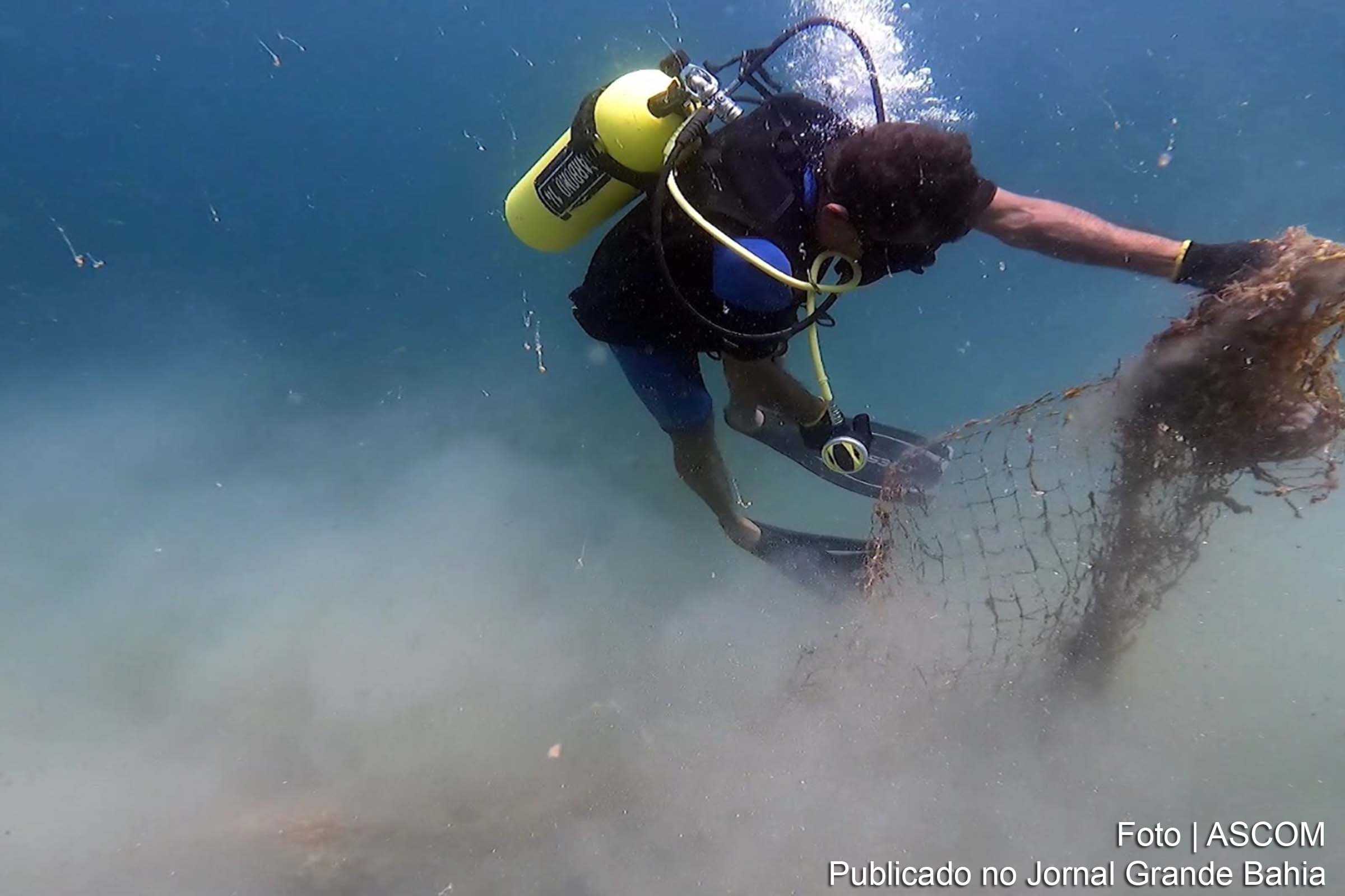 Projeto Mares promove ação de limpeza submarina em Itaparica