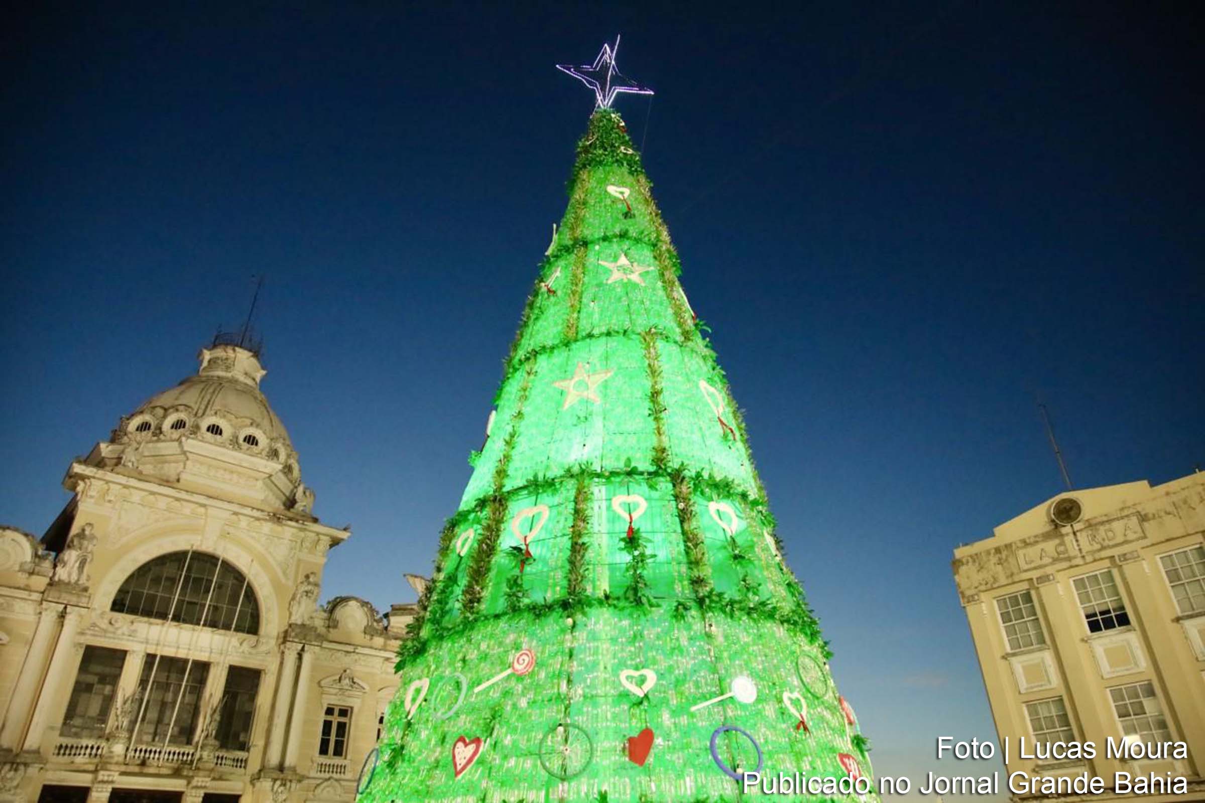 Iniciativa da Limpurb apresenta árvore sustentável de 22 metros na Praça Cairu, marcando o início do Natal Sustentável em Salvador.
