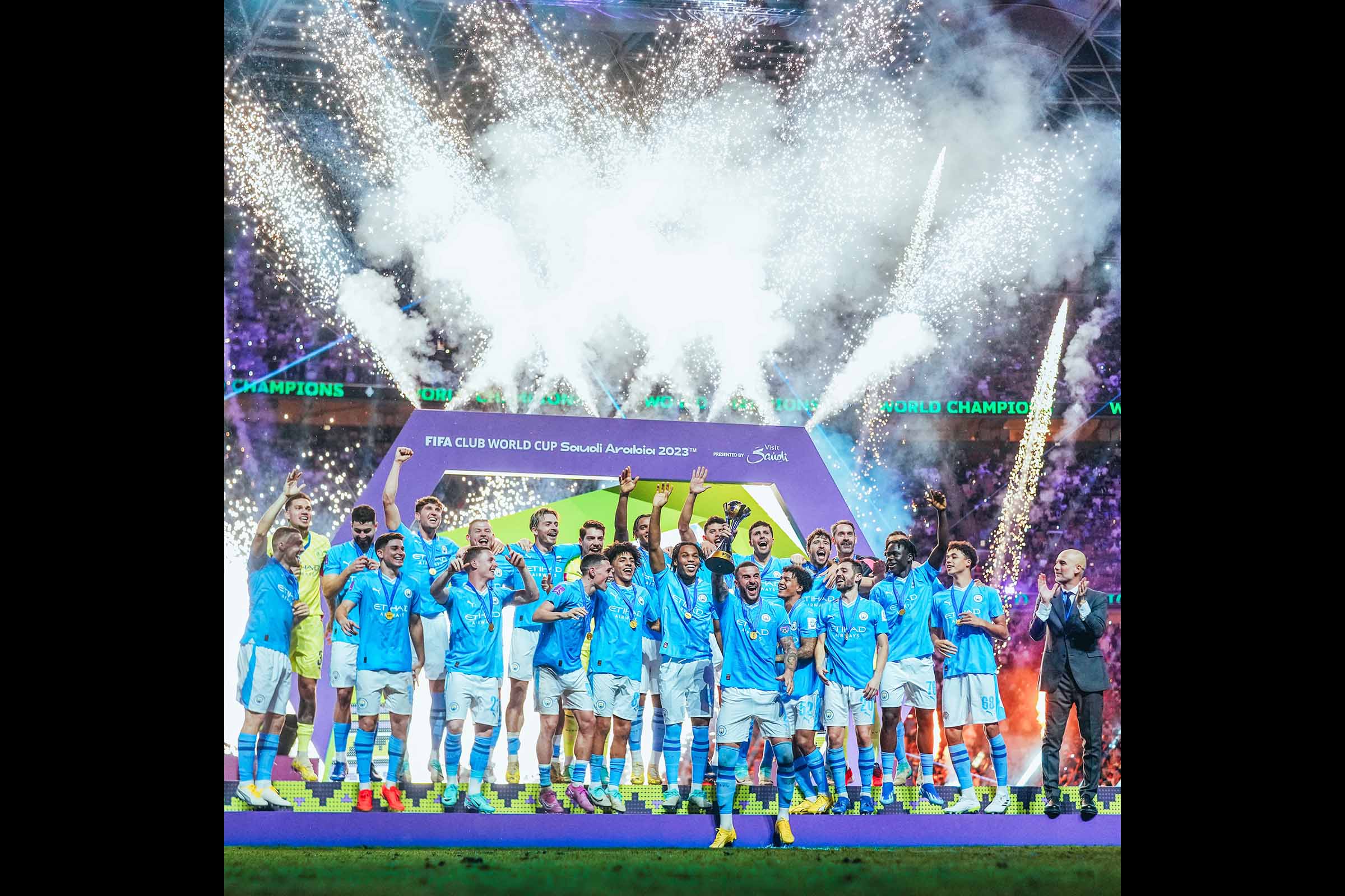 Pep Guardiola celebra a quarta taça do Mundial de Clubes, consolidando-se como o técnico mais vitorioso na história do torneio.