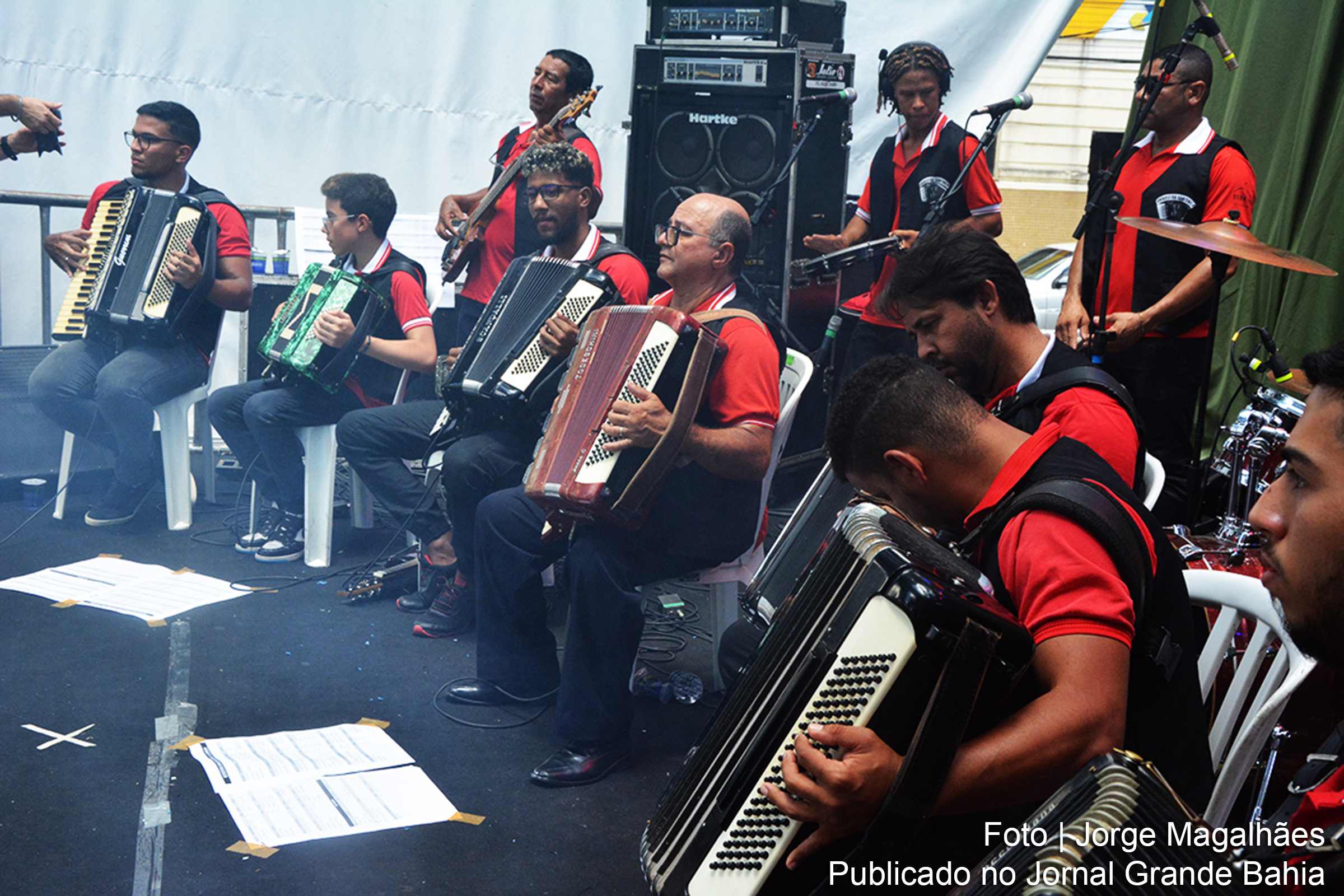 Feira de Santana: Orquestrada Sanfônica de Serrinha encanta público com clássicos brasileiros em apresentação natalina