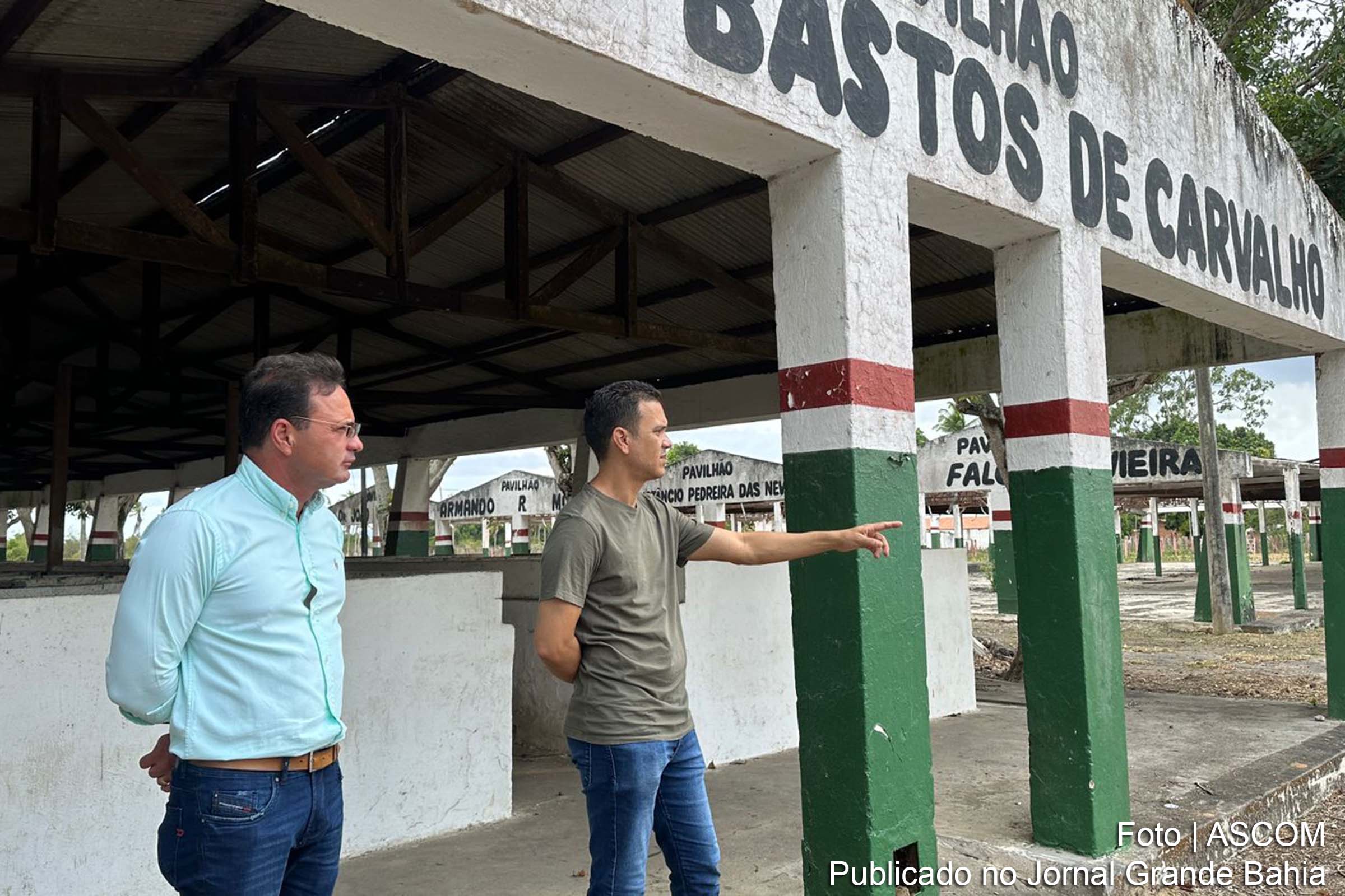 Secretário Alexandre Monteiro visita o local para acompanhar a limpeza antes das licitações de reforma.
