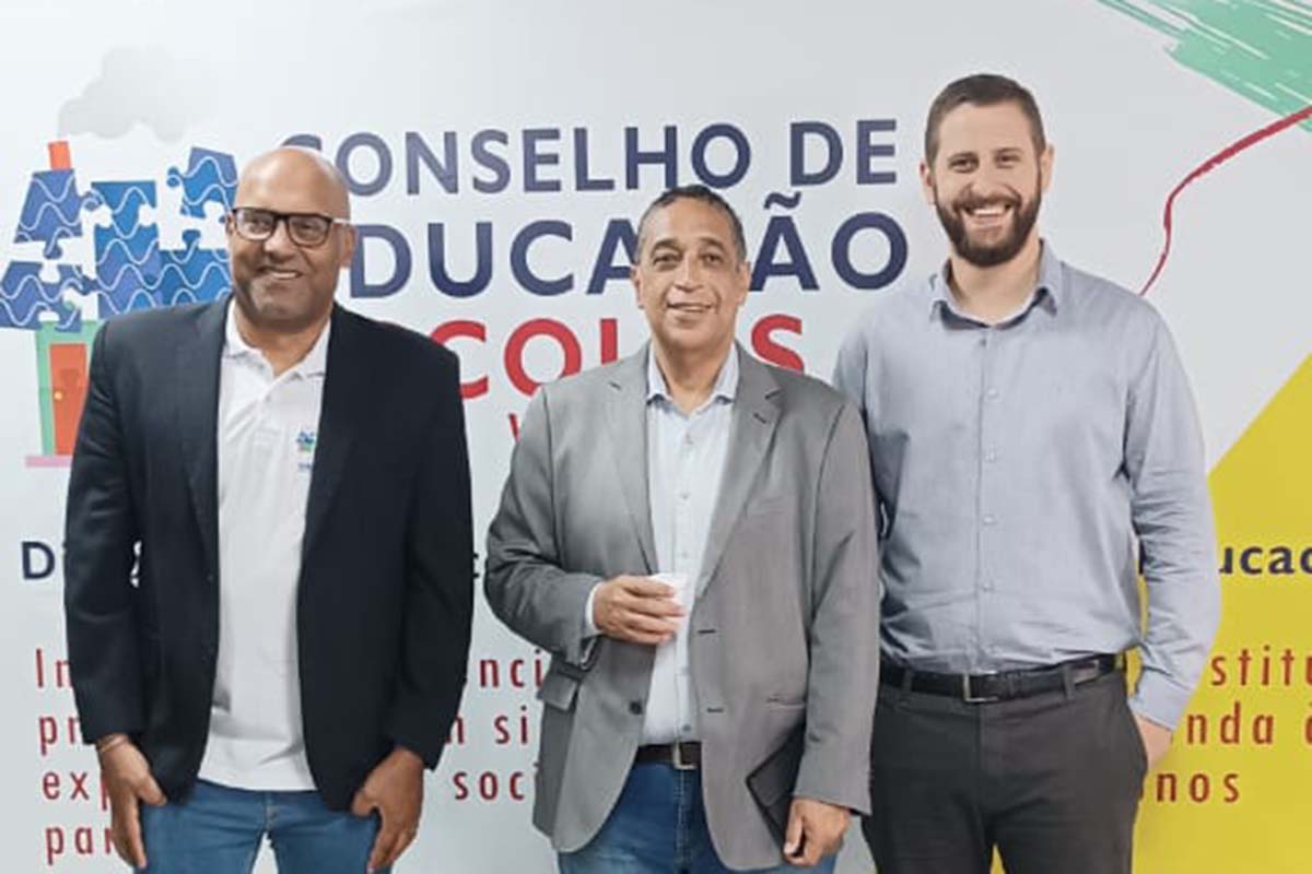 O presidente do Conselho Estadual de Educação Paulo Gabriel Nacif ladeado por conselheiros e pelo futuro presidente Roberto Gondim Pires.