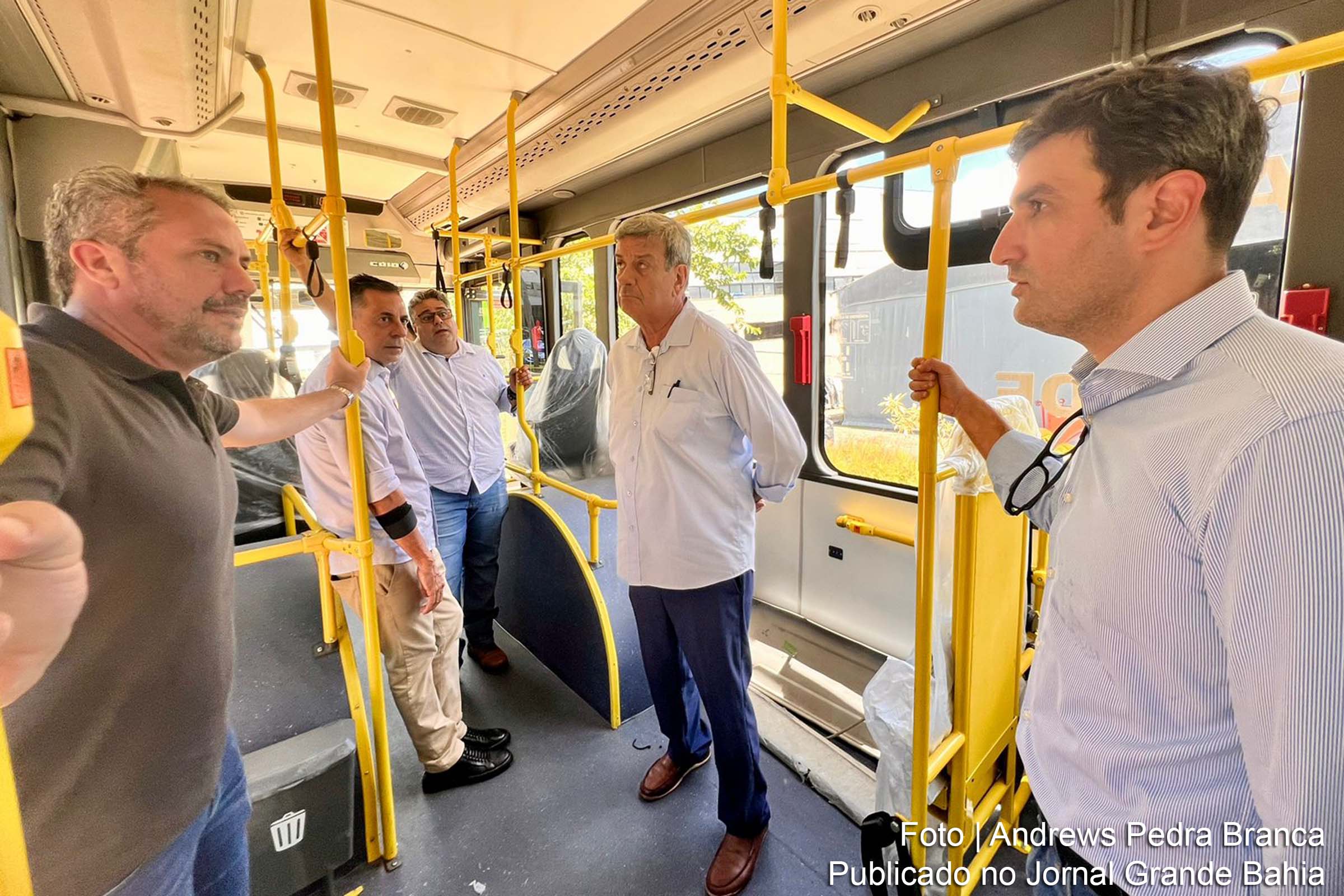 Prefeito de Feira de Santana, Colbert Martins, visita a montadora chinesa BYD para conhecer a linha de produção de ônibus elétricos.