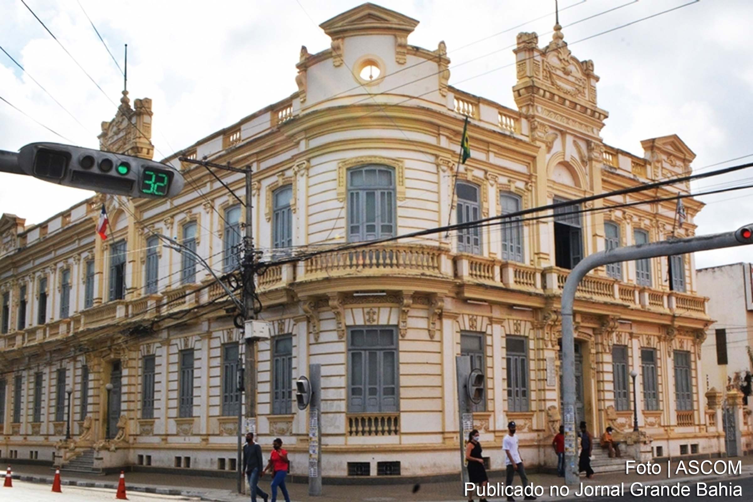 Iniciativa do prefeito Colbert Martins Filho beneficia servidores municipais e aquece o comércio durante as festividades de fim de ano.