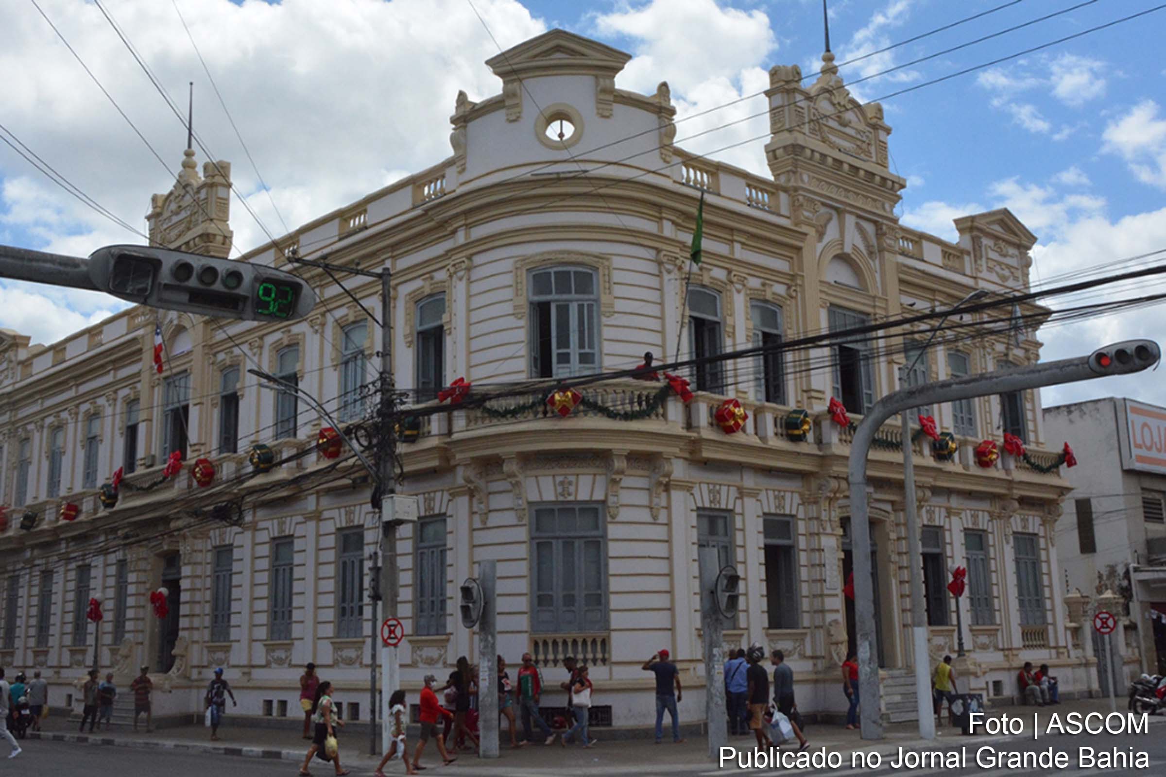 Decoração natalina e programação cultural transformam Feira de Santana em um ambiente instagramável.