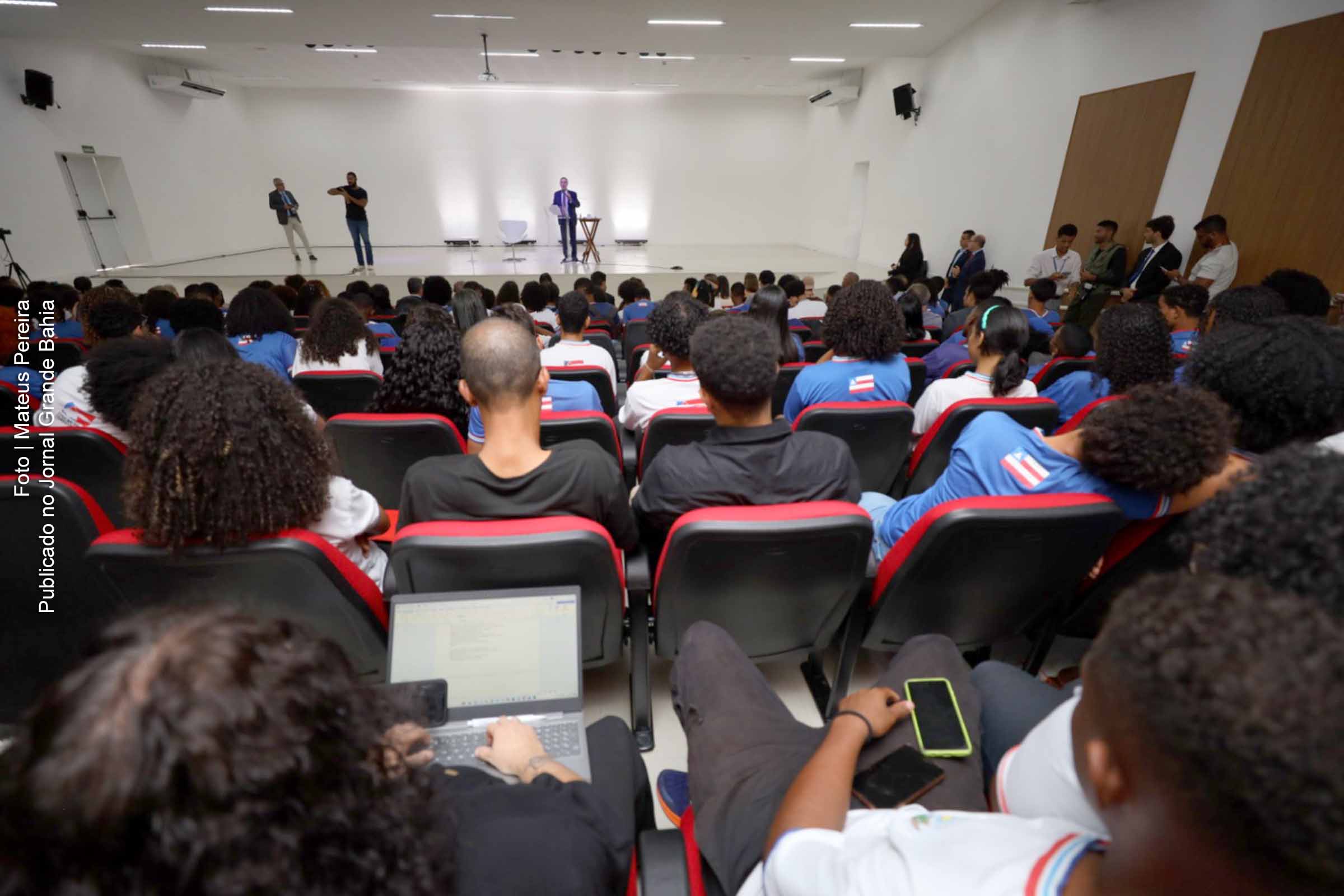 Ministro do STF Roberto Barroso destaca valores, integridade e conhecimento durante atividade em escola estadual em Lauro de Freitas.