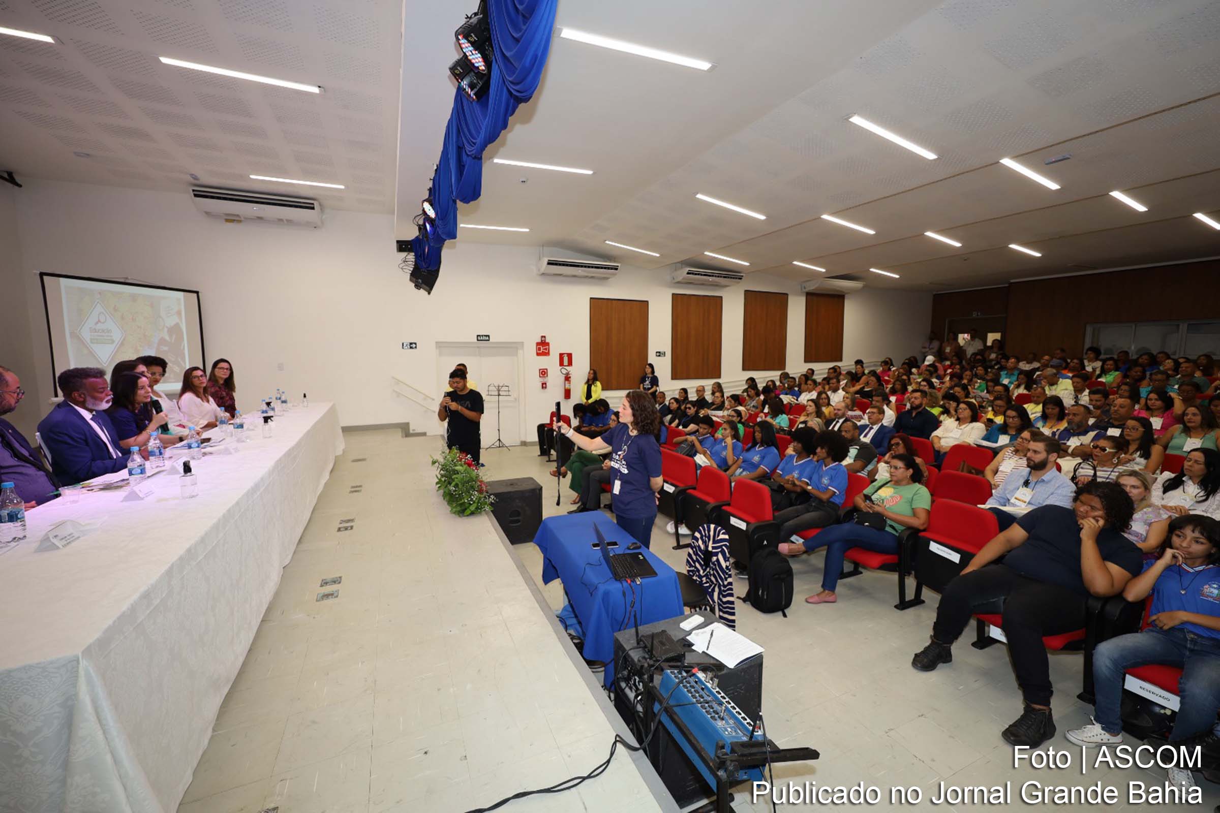Evento reúne autoridades, gestores e pesquisadores para discutir temas cruciais para a qualidade da educação pública na Bahia.