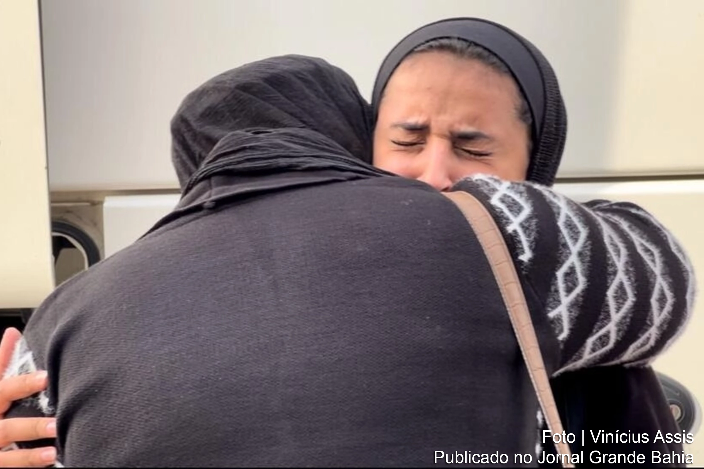 Grupo resgatado do conflito em Gaza enfrenta desafios e despedidas antes de retornar ao Brasil.