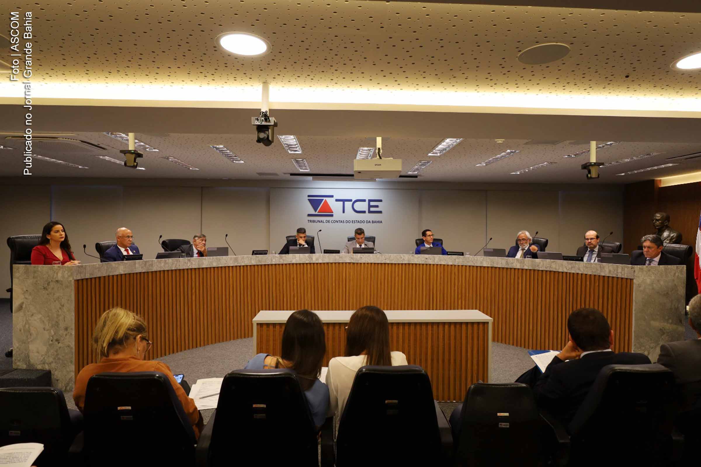 Diogo Rodrigues Medrado, diretor-superintendente, e Ângela Fucs, diretora Administrativo-Financeira da Bahiatursa, são multados em R$ 4 mil cada, diz TCE.