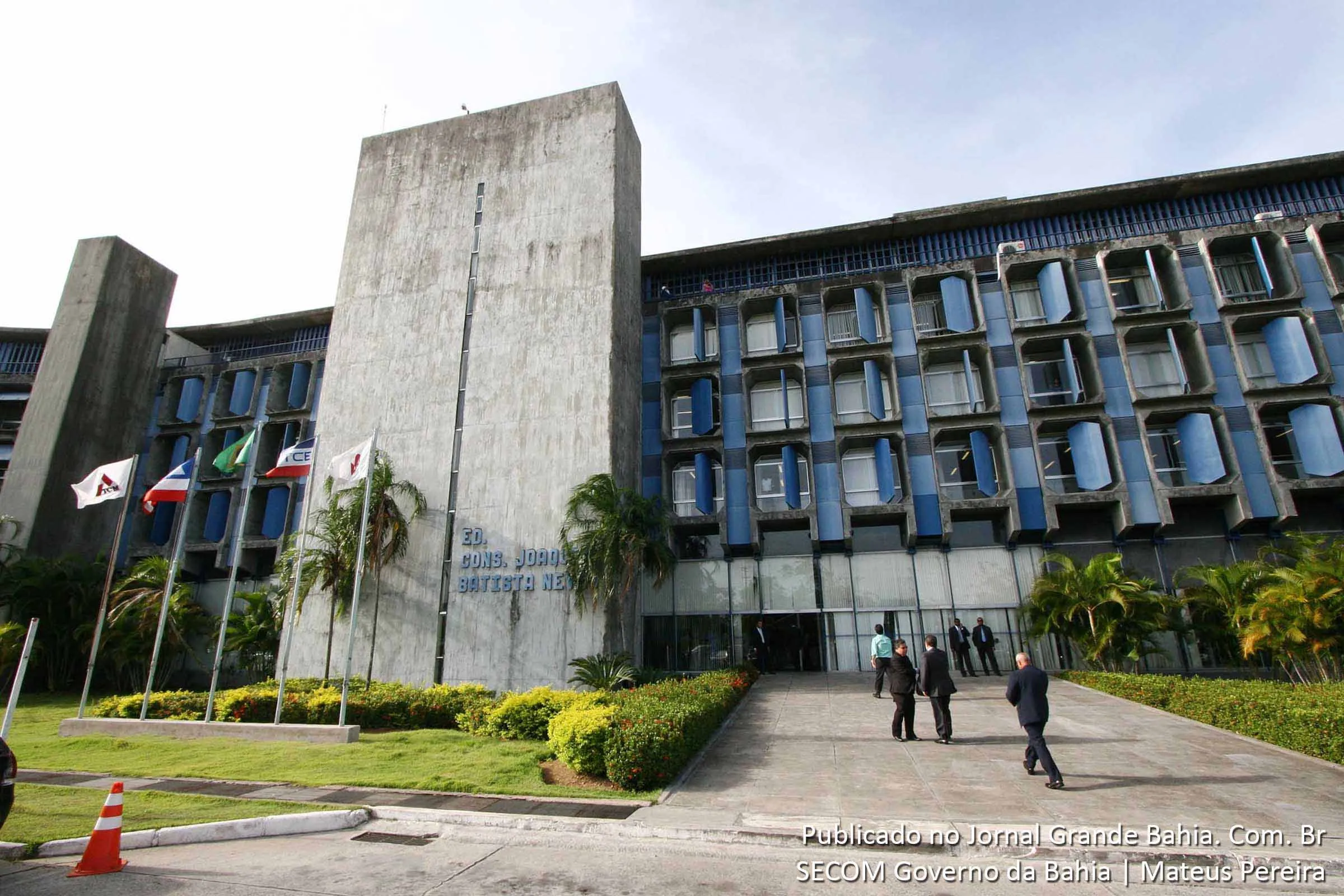 Decisão do Tribunal de Contas dos Municípios da Bahia impõe multa ao prefeito André Luiz Sampaio Cardoso por irregularidades na contratação de serviços médicos sem licitação.