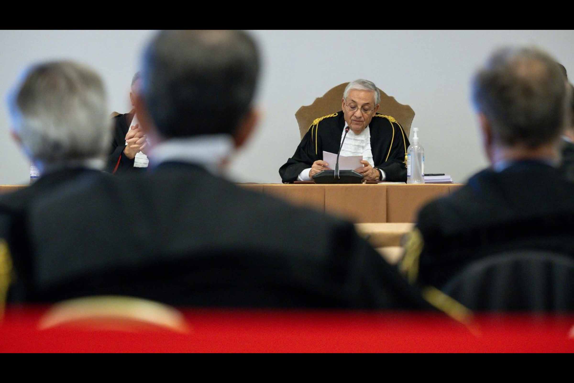 Num veredicto histórico, o Tribunal do Vaticano condenou o cardeal Becciu e outros réus a penas de prisão e multas significativas após 86 audiências. O crime de peculato, relacionado ao uso ilícito de US$ 200.500.000, foi central na decisão, destacando a violação das normas sobre administração de ativos eclesiásticos. Este desfecho marca o fim do julgamento de primeiro grau, deixando advogados de defesa preparando recursos contra as sentenças proferidas.