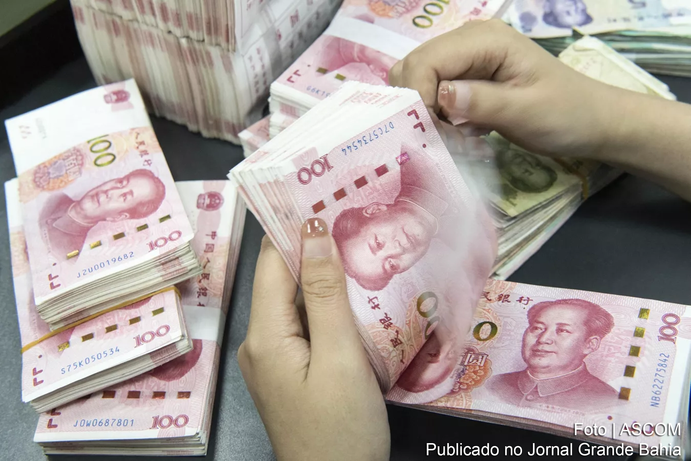 Dados do serviço SWIFT revelam que o yuan ultrapassou o iene japonês em pagamentos internacionais, consolidando-se como a quarta moeda mais utilizada globalmente.