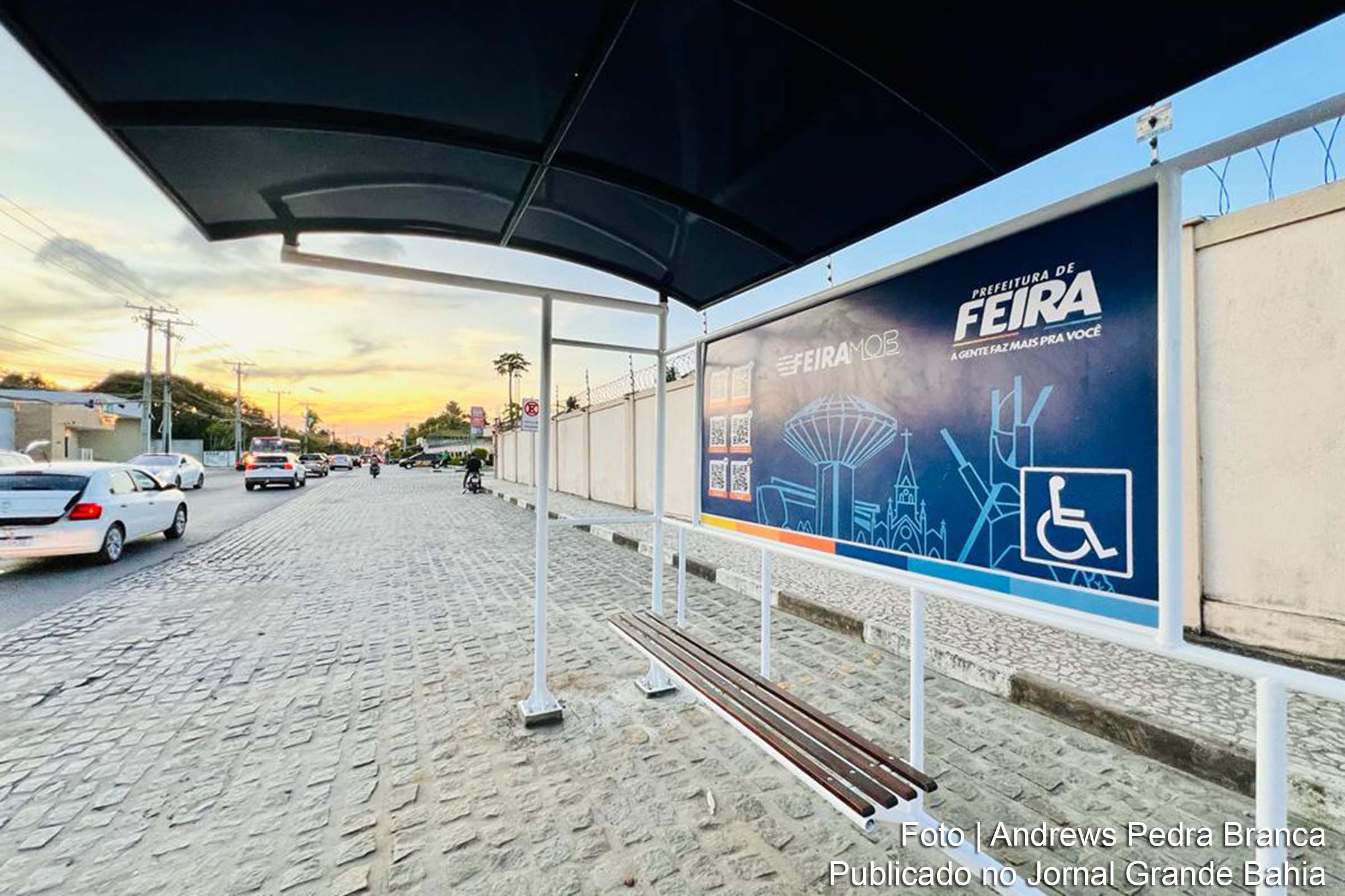 Usuários do transporte público na Artêmia Pires agora contam com mais conforto e praticidade com o novo abrigo equipado com QR Code, oferecendo informações úteis e acessibilidade aos passageiros.