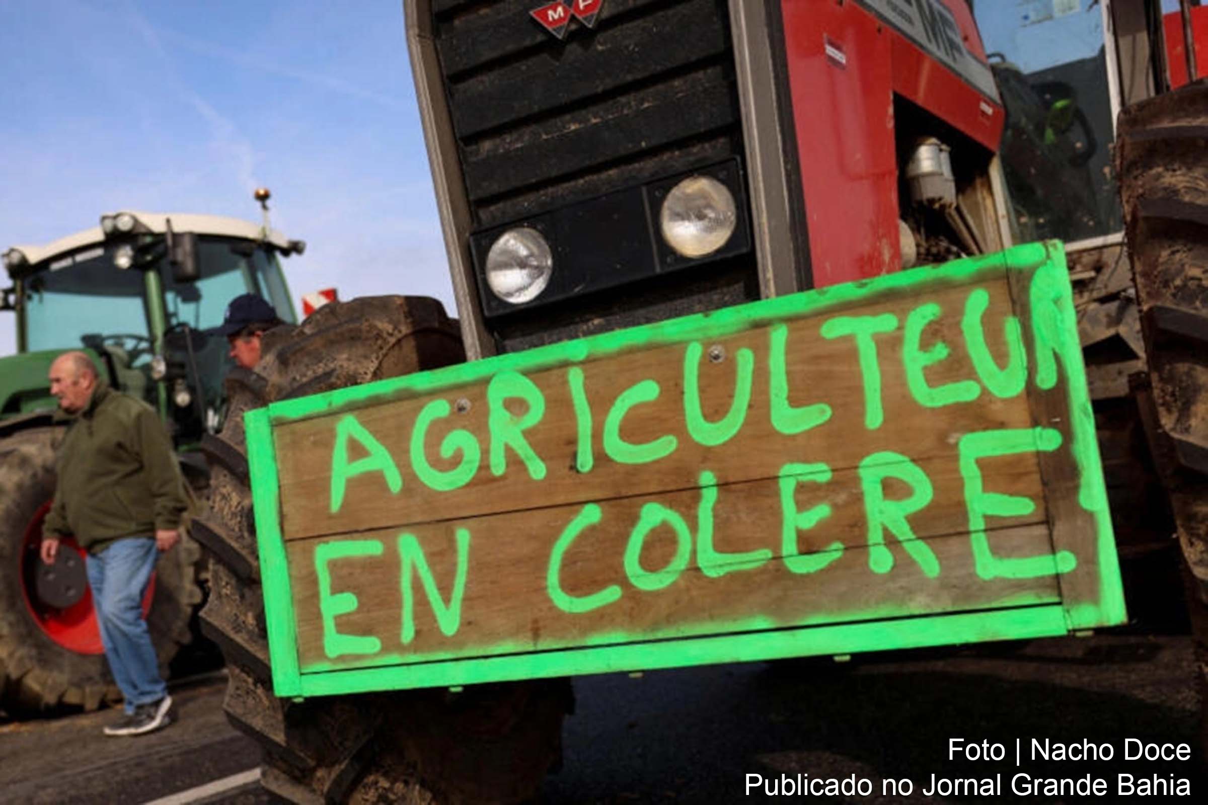Após manifestações em diversos países europeus, sindicatos agrícolas espanhóis planejam mobilizações enquanto a França enfrenta bloqueios em centros de distribuição.
