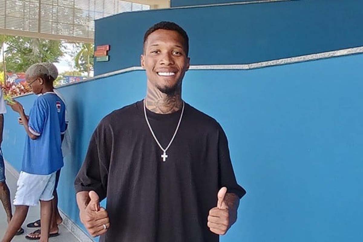 O jogador Anderson Talisca já está em Feira de Santana, de férias.