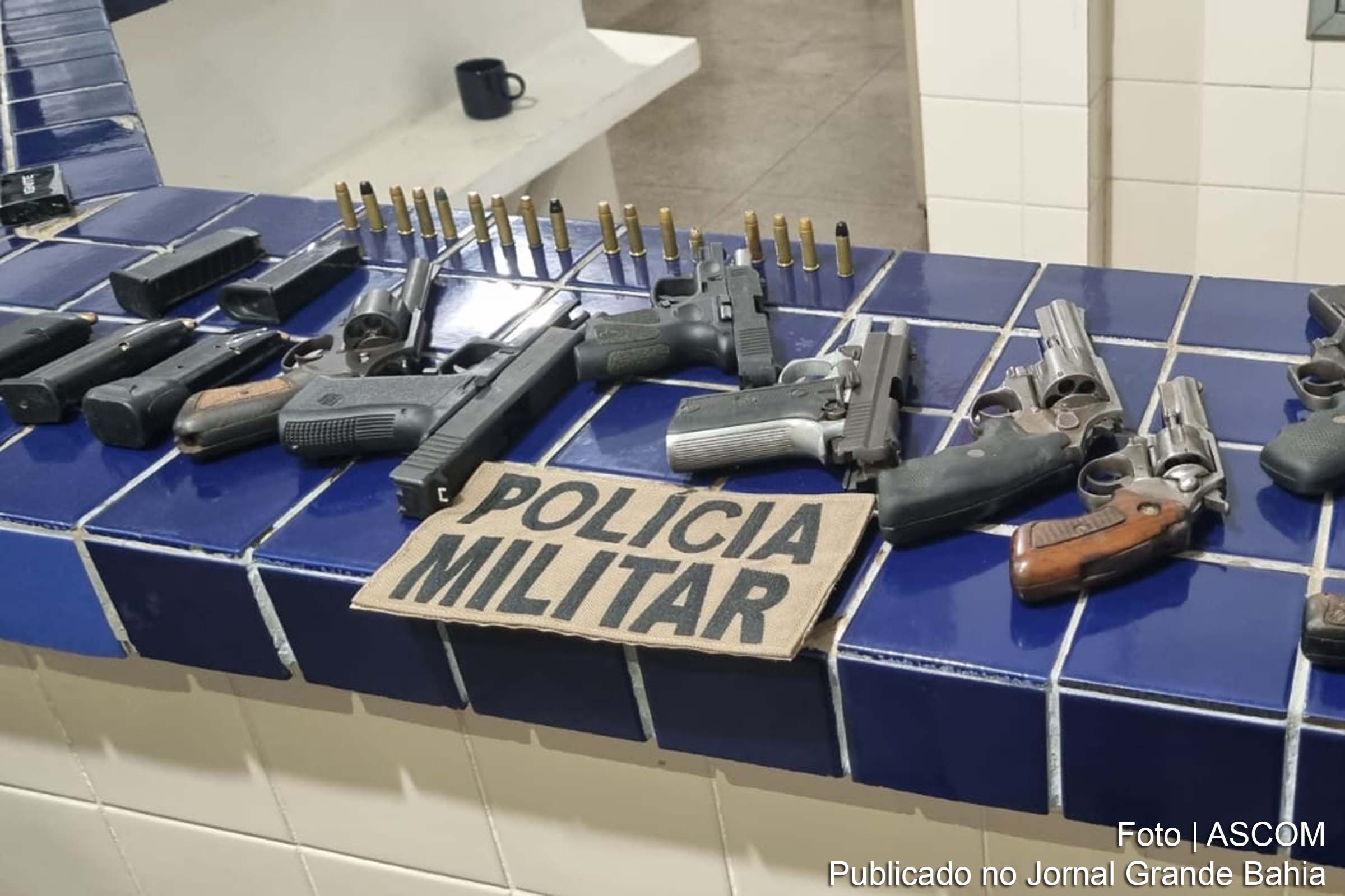 Revólveres, pistolas, carregadores e munições foram encontrados.
