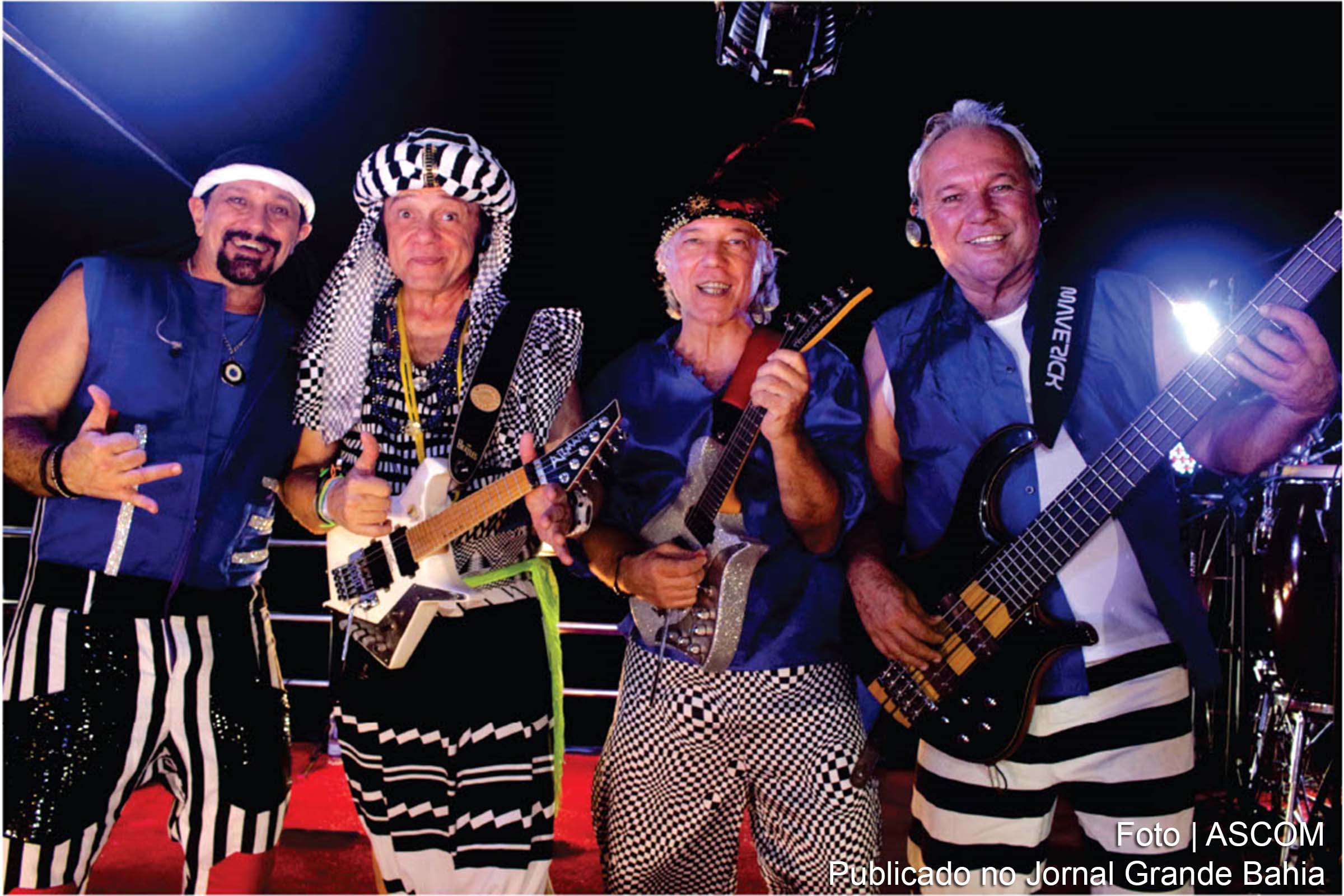 Banda Armandinho e Irmãos Macedo festeja suas cinco décadas de folia carnavalesca com um vibrante trio elétrico, marcando também os 74 anos do emblemático Trio Elétrico.