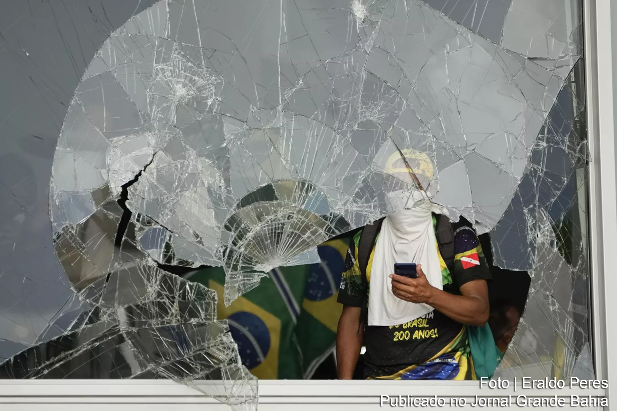 Entrevista ao podcast Jabuticaba sem Caroço revela análises de especialistas sobre os impactos dos atos antidemocráticos em Brasília, que completam um ano, na política brasileira.