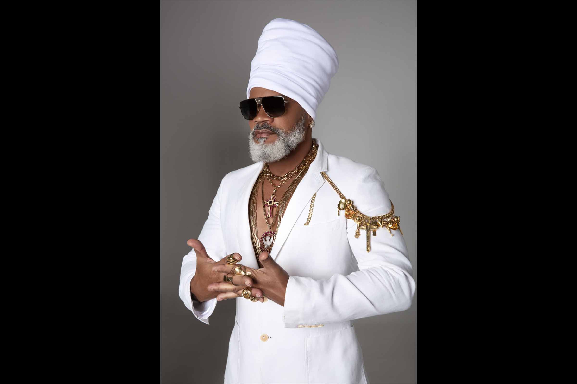 Após décadas de tradição, Carlinhos Brown, o cacique do Candeal, lidera o cortejo em direção à Colina Sagrada.