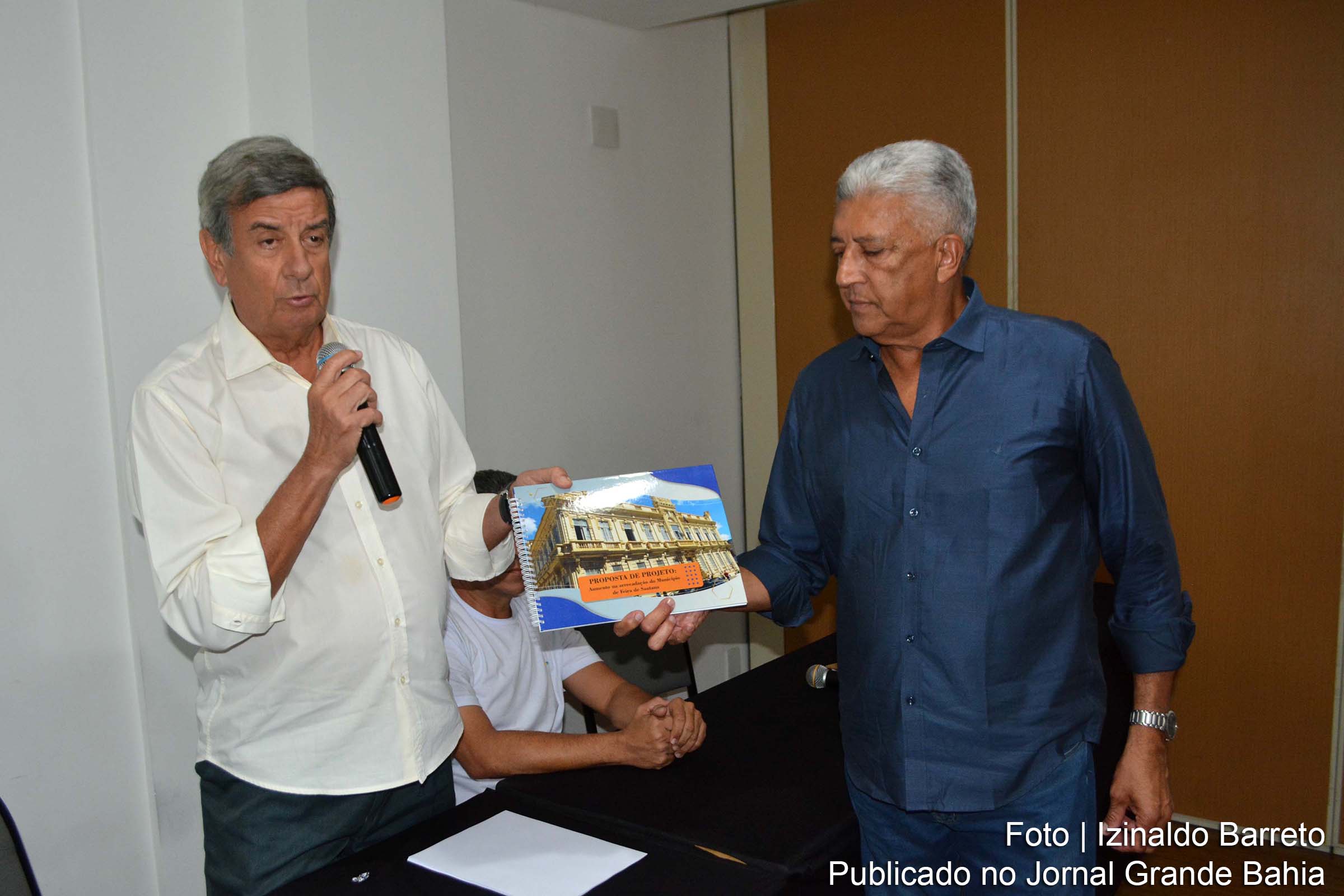 Consultor Hamilton Ramos de Lima entrega ao prefeito e autoridades proposta para aprimorar a arrecadação municipal como contrapartida ao aumento salarial dos servidores públicos.