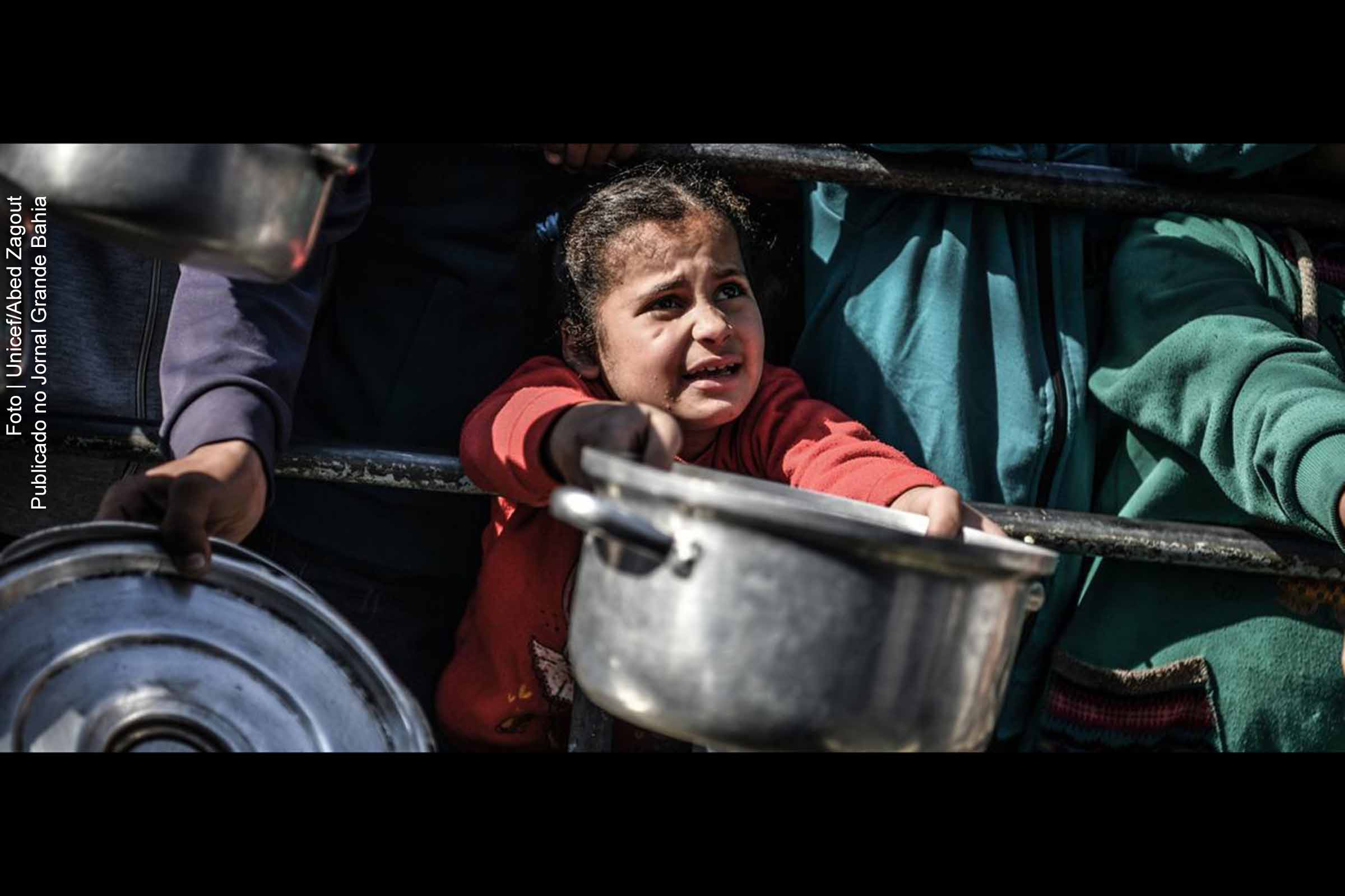 Criança de 8 anos aguarda sua vez para receber comida em Rafah, no sul da Faixa de Gaza.
