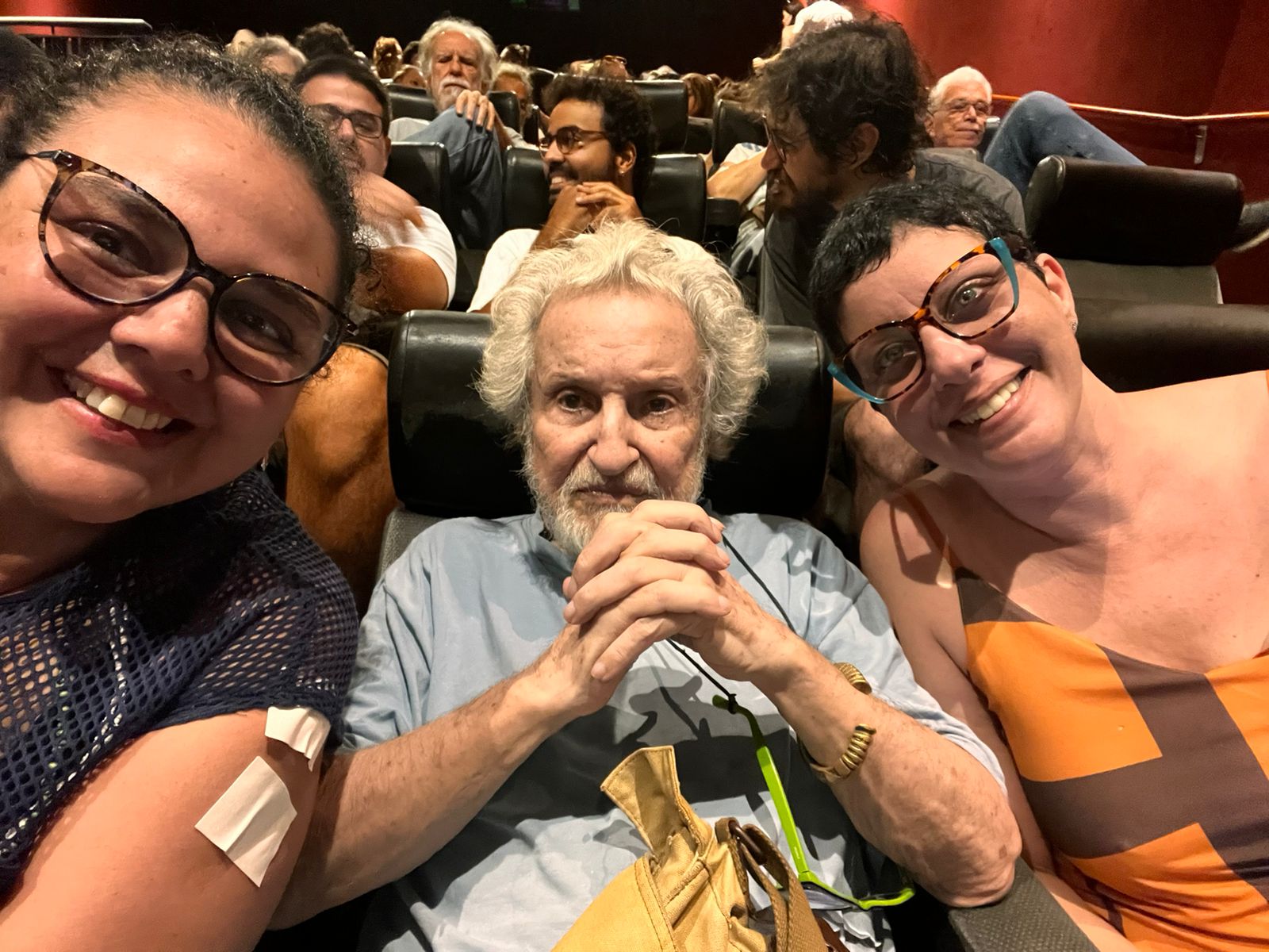 O filme "Asa Real", dirigido e roteirizado por Diogo Oliveira e produzido pela Têm Dendê, teve sua primeira exibição no Rio de Janeiro, explorando a narrativa de uma busca obsessiva pelo voo. (Foto: ASCOM)
