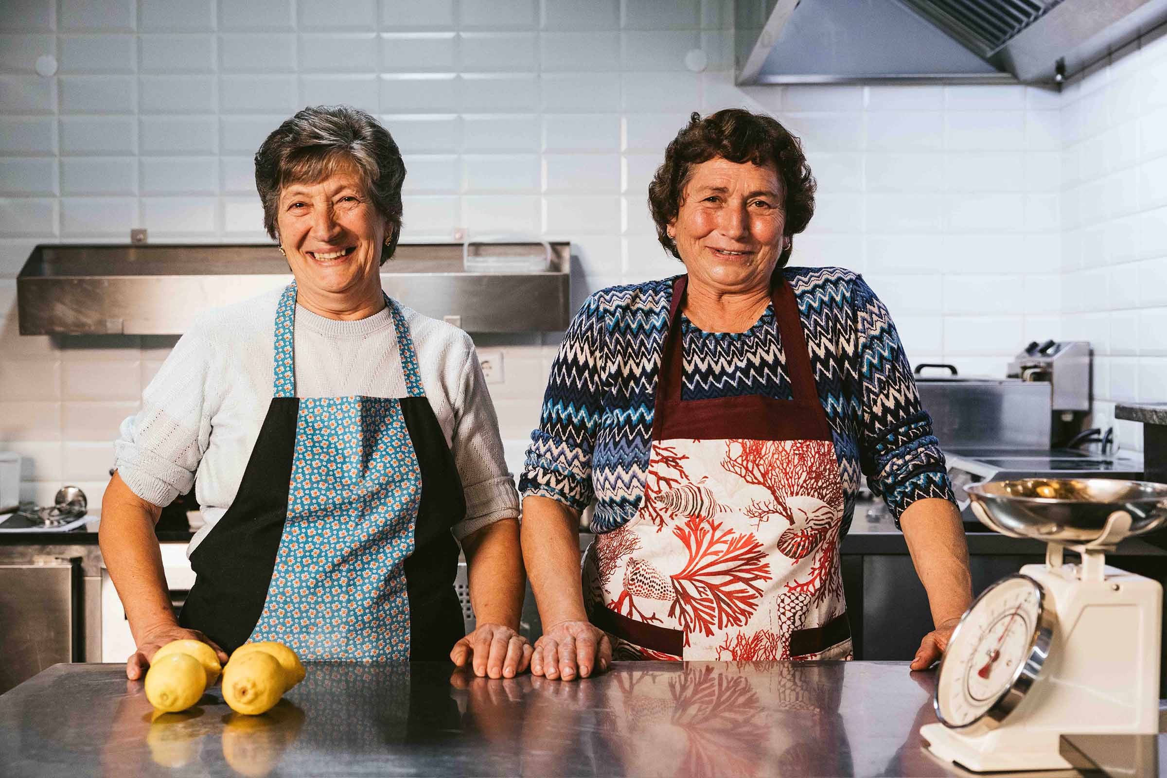 D. Lurdes e D. Luísa, cozinheiras locais, encantam os paladares com pratos tradicionais da região serrana na próxima edição do evento gastronômico.