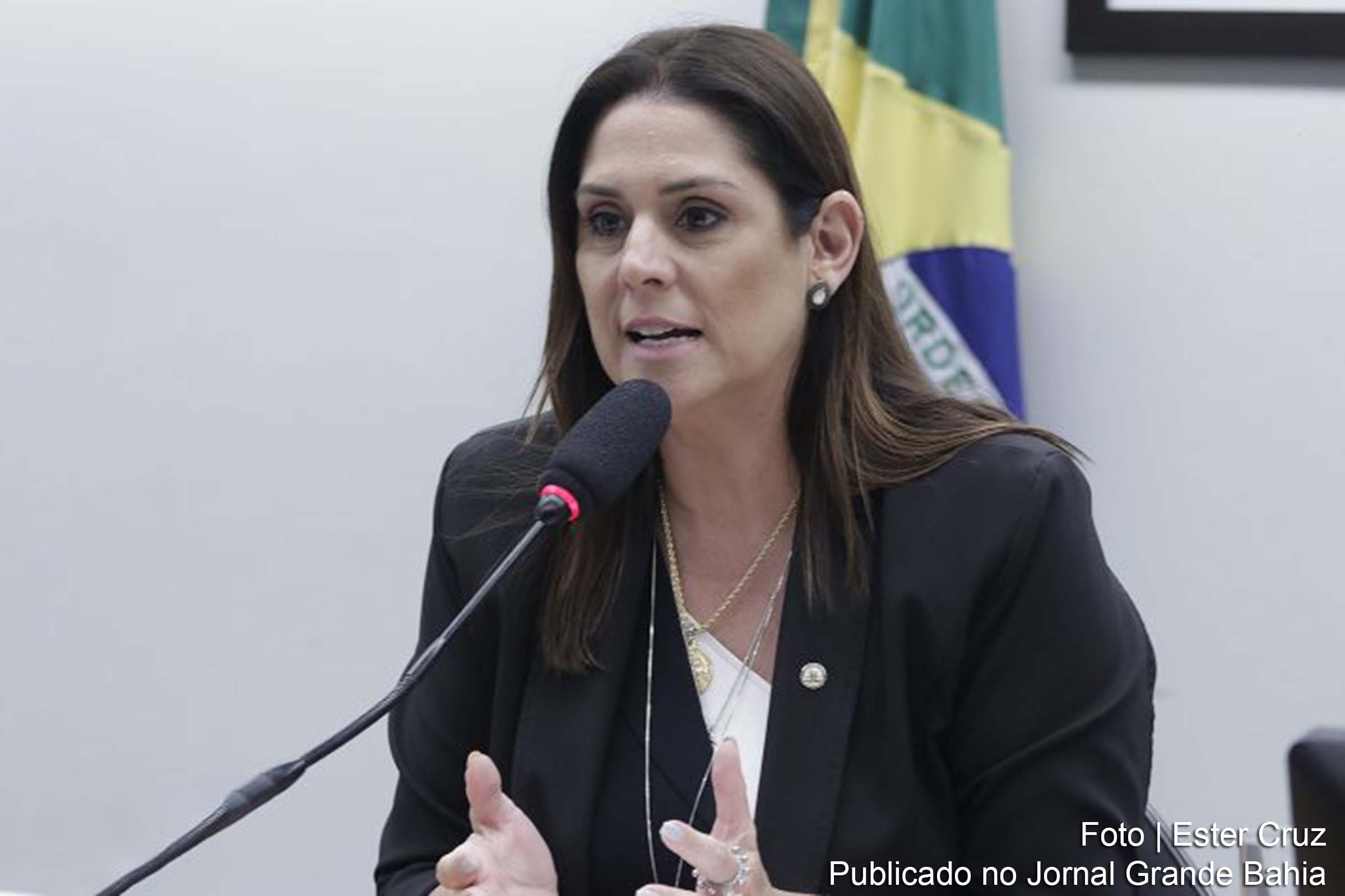 Comissão de Comunicação aprova projeto que criminaliza abusos de autoridade contra jornalistas e busca fortalecer a liberdade de imprensa no Brasil.