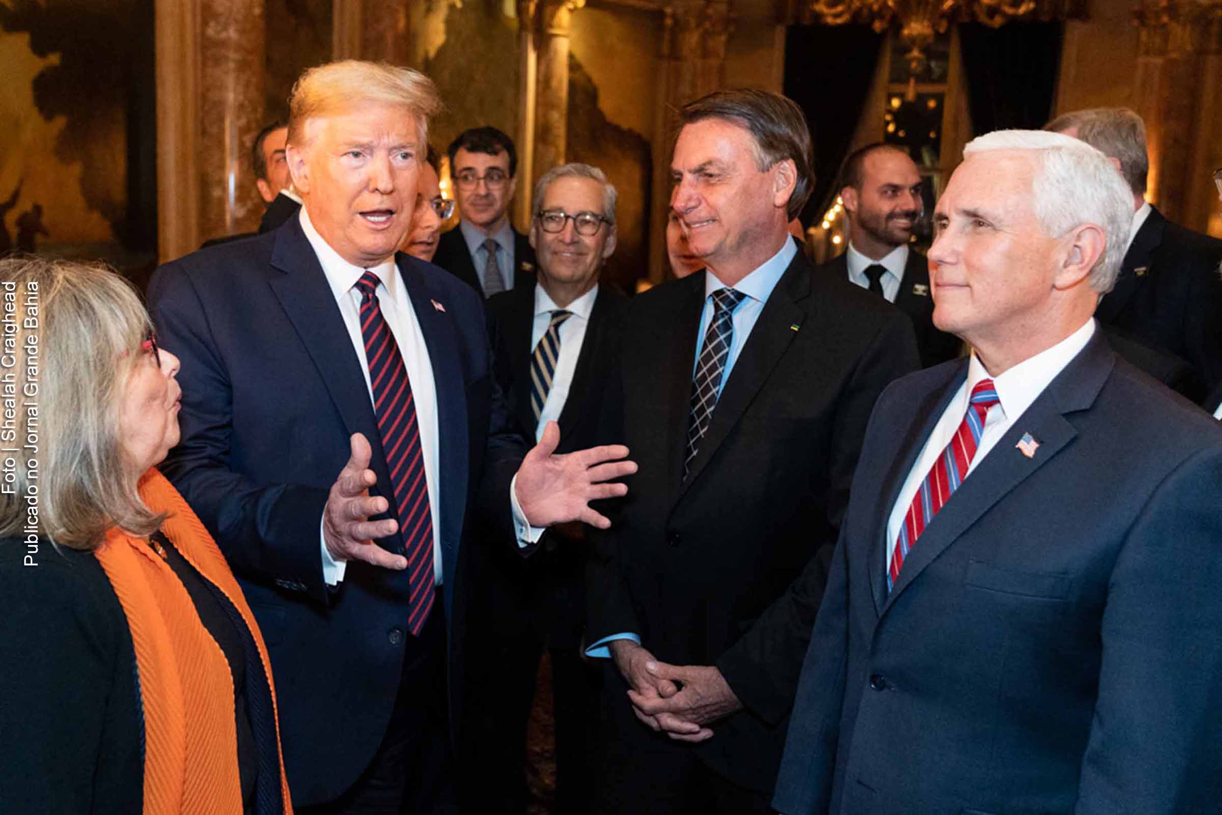 O ex-presidente americano Donald Trump emerge como favorito nas prévias republicanas, apesar de enfrentar quatro indiciamentos criminais. Sua liderança, evidenciada pela vitória em Iowa, destaca-se contra a situação de Jair Bolsonaro, ex-presidente brasileiro, condenado e inelegível até 2030. A reportagem explora as diferenças cruciais nos sistemas judiciais e eleitorais de ambos os países. Nos Estados Unidos, a descentralização do sistema e a ausência de uma lei equivalente à Ficha Limpa brasileira permitem que Trump continue na corrida, enquanto Bolsonaro enfrenta barreiras mais rígidas. O artigo analisa o impacto dessas divergências na política e na percepção pública, revelando nuances fundamentais na interseção entre a justiça e a democracia.