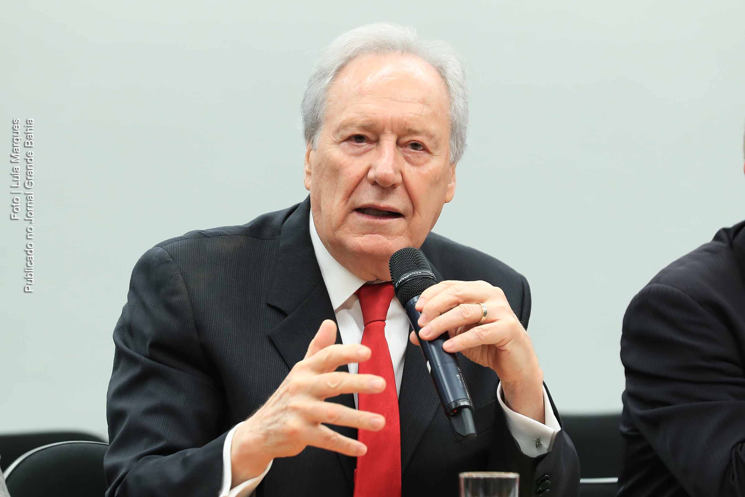 O ex-ministro do STF, Ricardo Lewandowski, aceita convite do presidente Lula para se tornar o novo Ministro da Justiça. Transição inclui reuniões e desincompatibilização de funções.