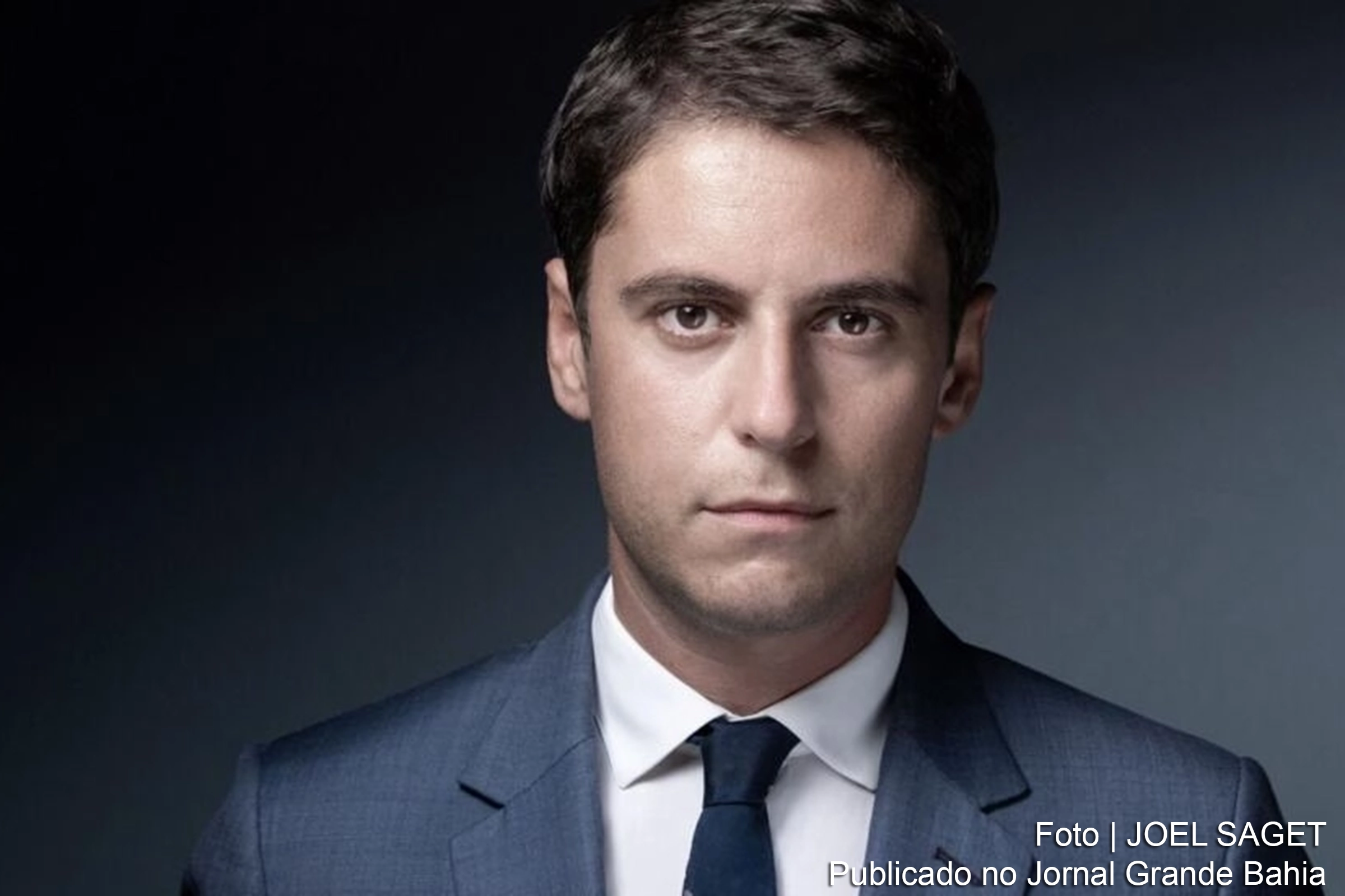 Gabriel Attal, aos 34 anos, torna-se o mais jovem primeiro-ministro da França, trazendo não apenas juventude, mas também a abertura sobre sua homossexualidade.