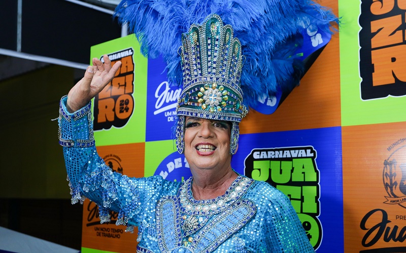 A primeira noite do 'Carnaval de Juazeiro 2024 - Carnaval de Todos' celebra a tradição e a irreverência carnavalesca, prestando homenagem ao artista local Geraldo Pontes. (Foto: ASCOM)